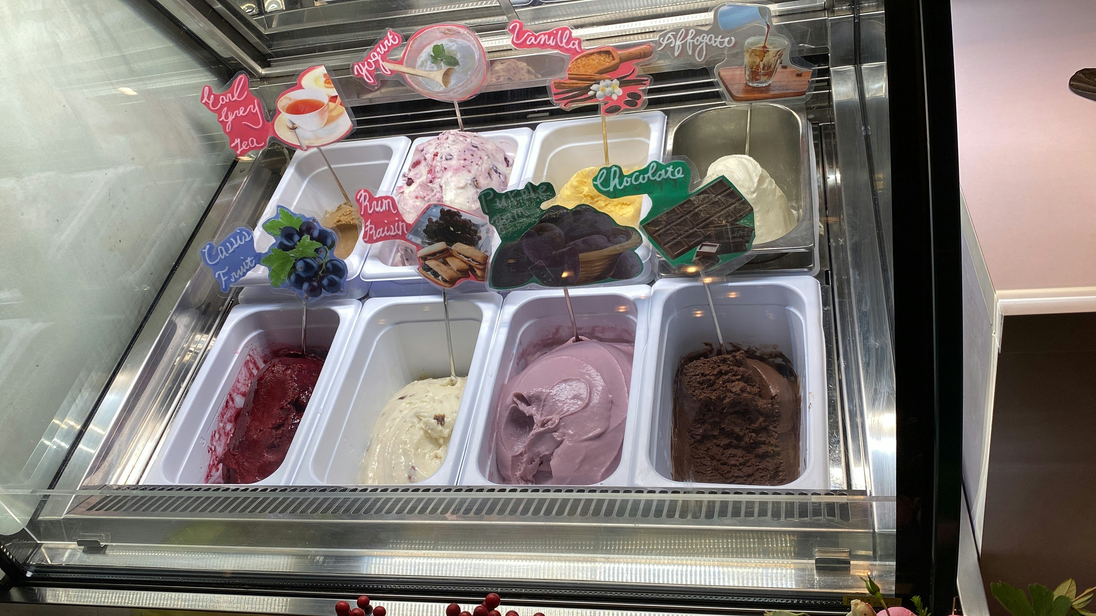 アイスクリームのショーケースに並ぶカラフルなフレーバー