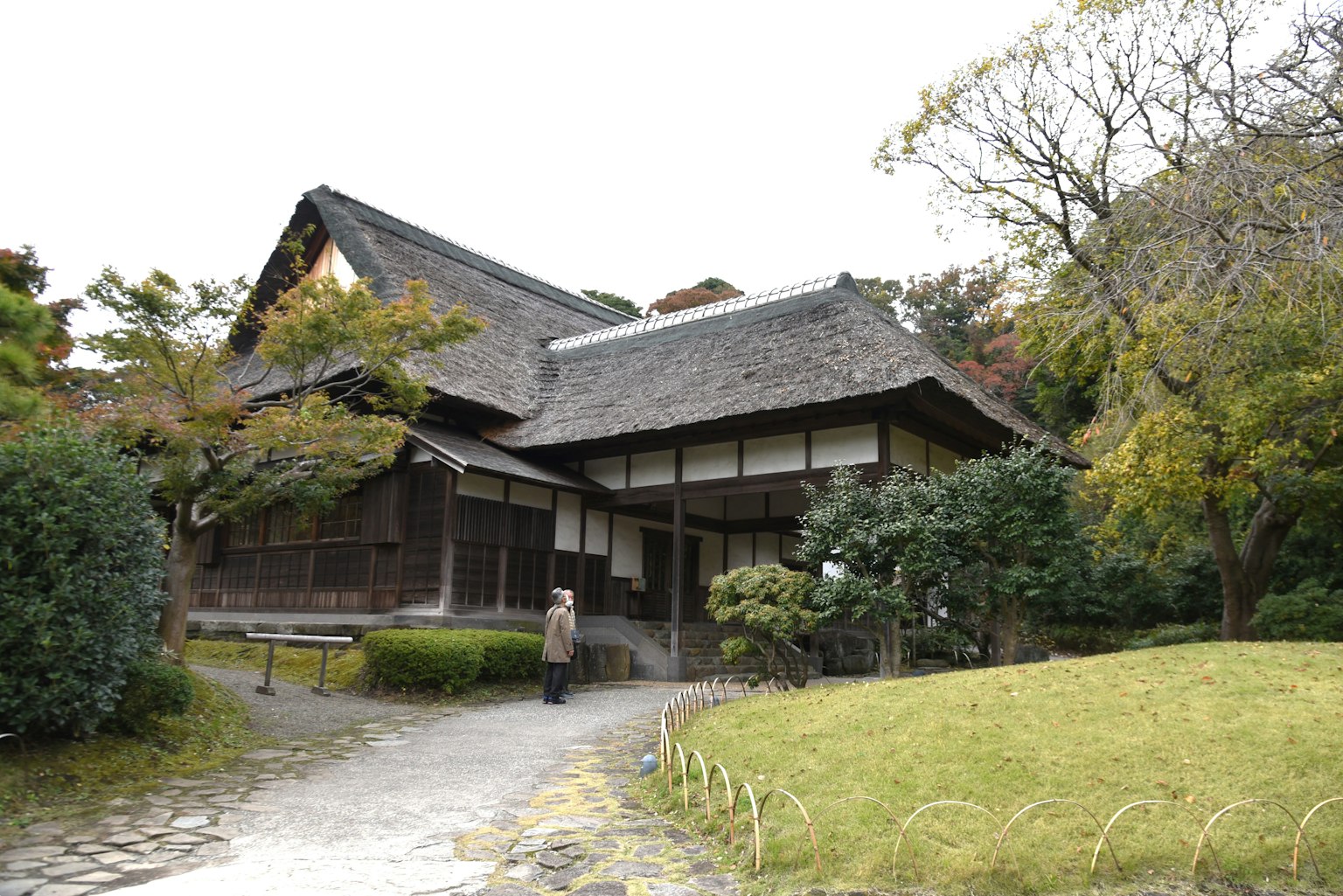 傳統日本房屋外觀和花園