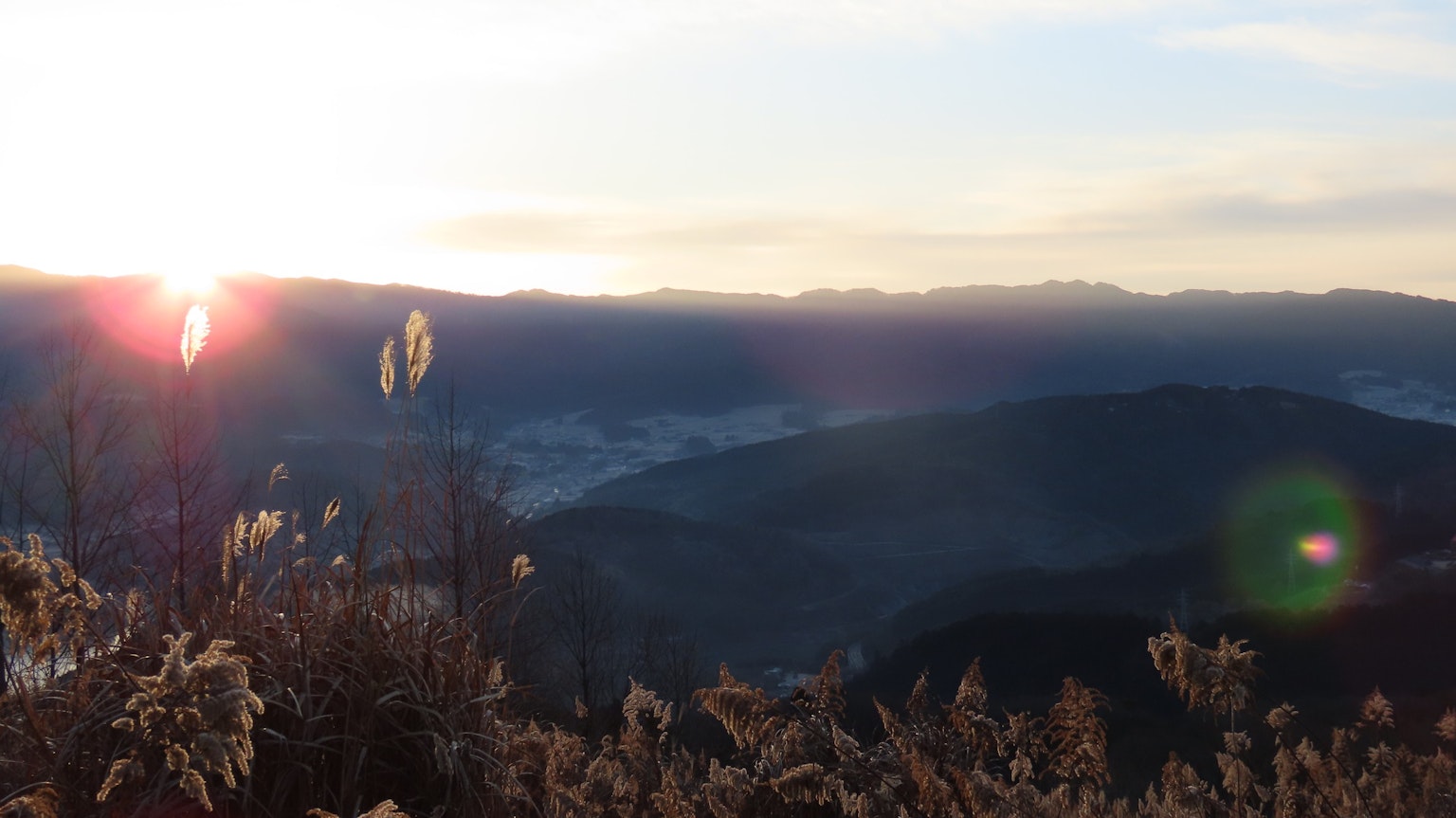 Vista panoramica di montagne e praterie all'alba