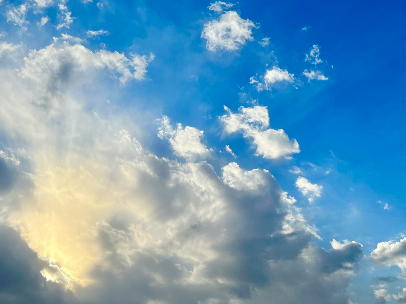 Schöne Aussicht auf den blauen Himmel mit weißen Wolken