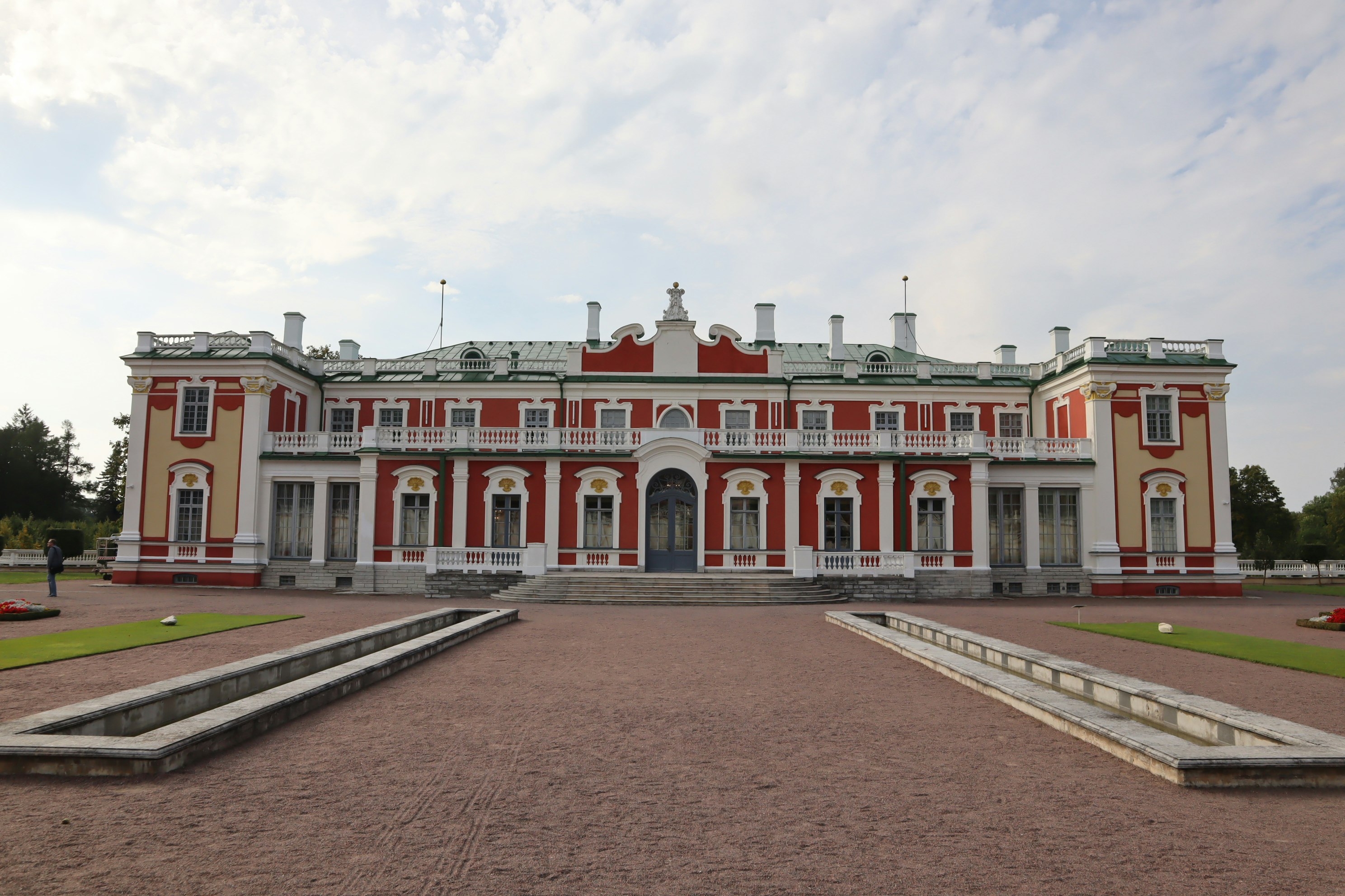 fachada frontal de un palacio clásico rojo y blanco