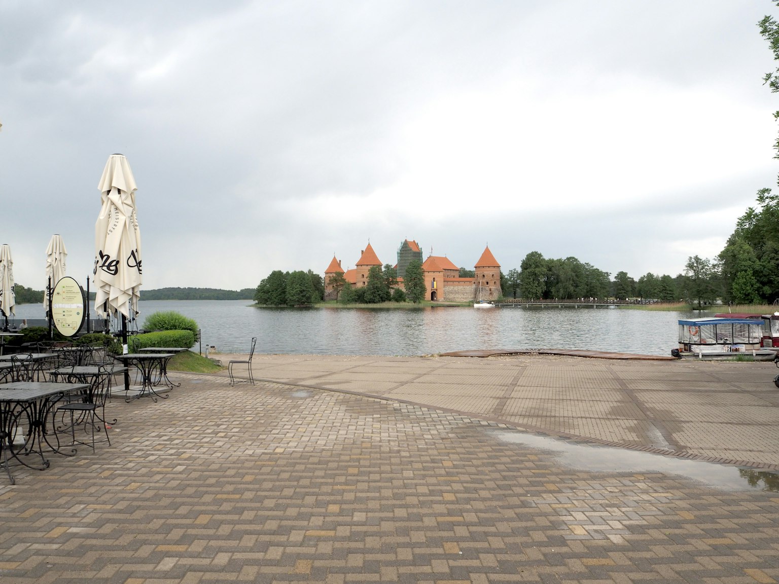 Burg Trakai am See mit Außenbestuhlung