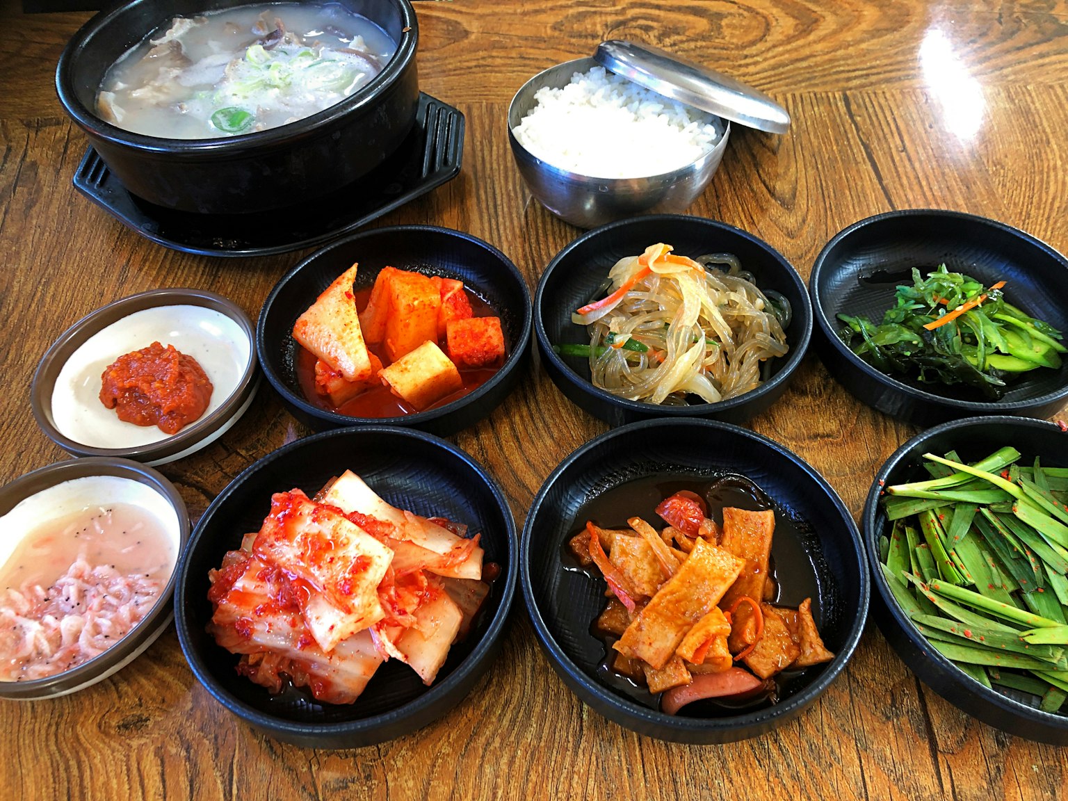 一套韩国餐点，包含各种配菜和汤