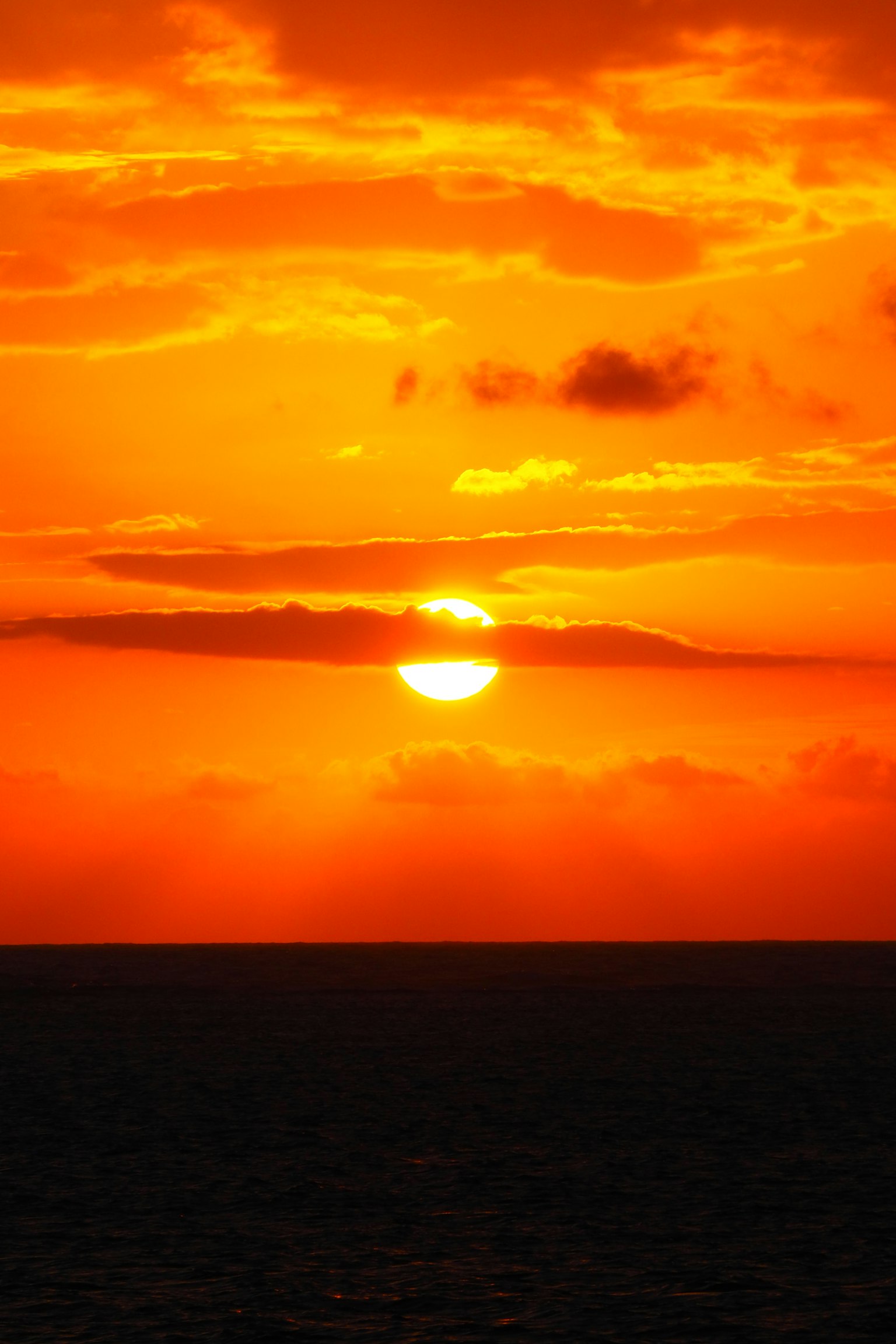Coucher de soleil sur l'océan avec un ciel orange vif