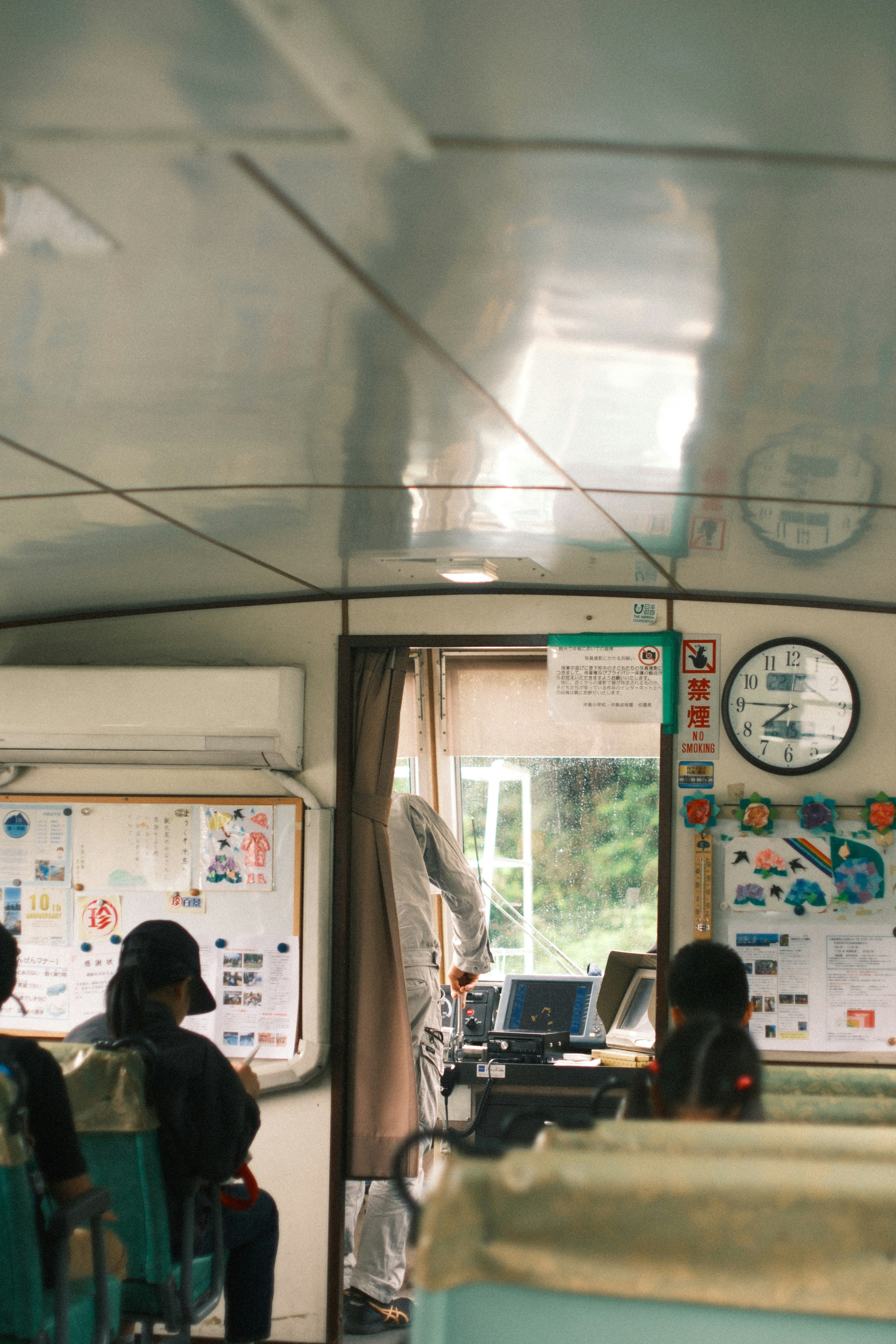 Espacio de estudio interior con personas sentadas en escritorios junto a una ventana
