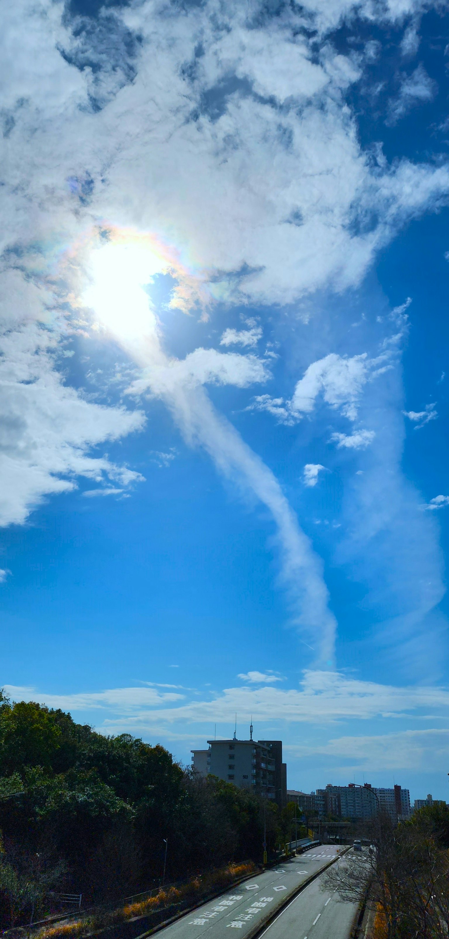 Langit biru cerah dengan awan putih dan matahari bersinar