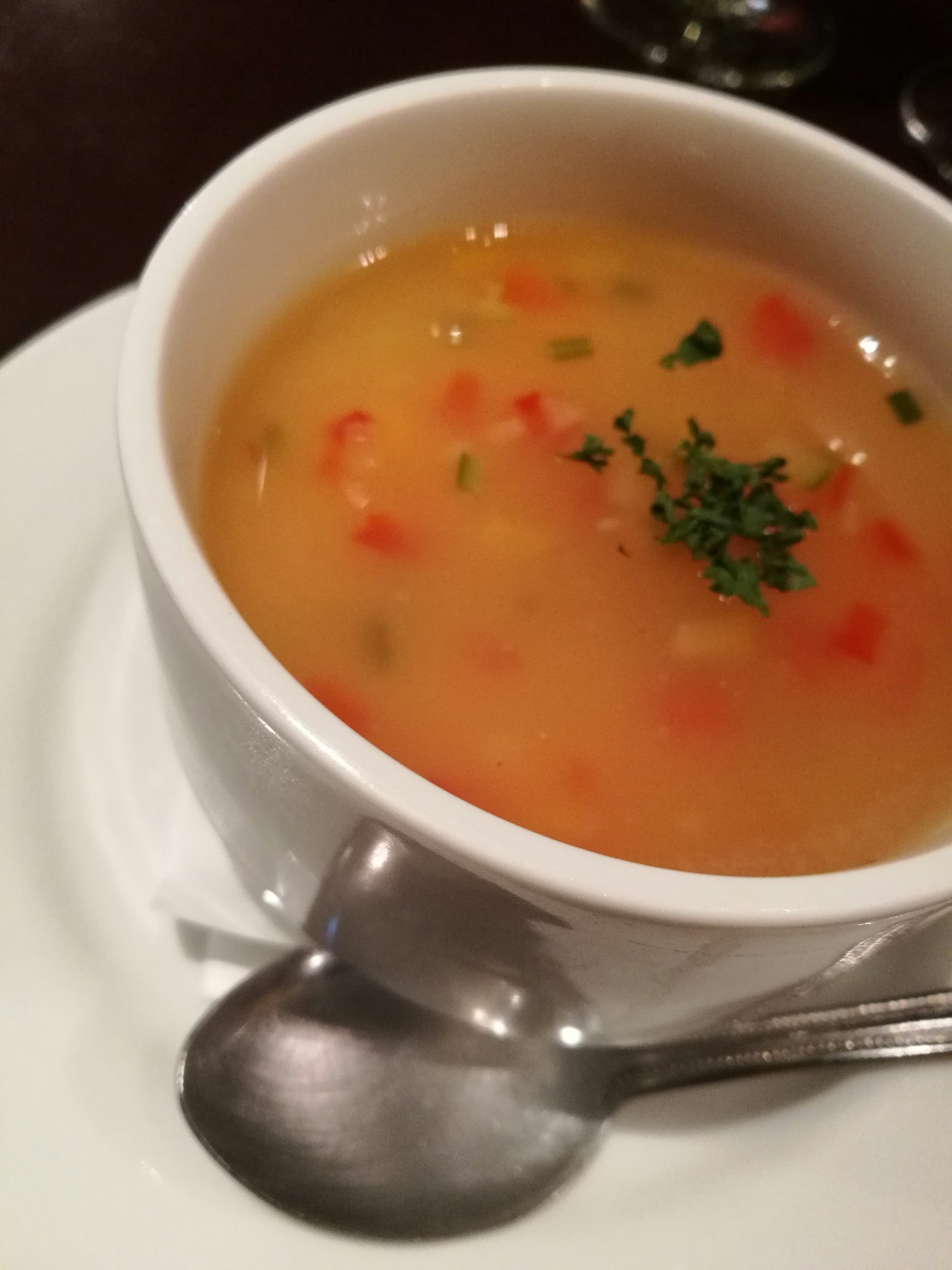 Soupe crémeuse garnie de persil dans un bol blanc
