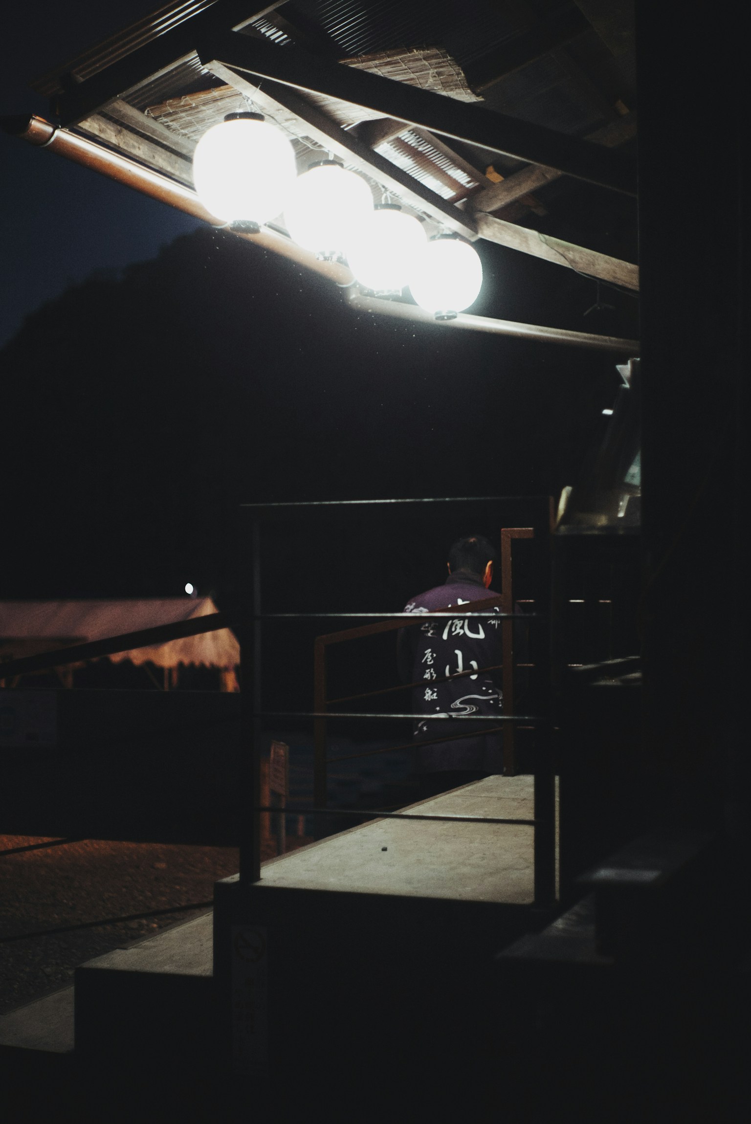 夜の屋外階段と明るい照明が特徴の画像