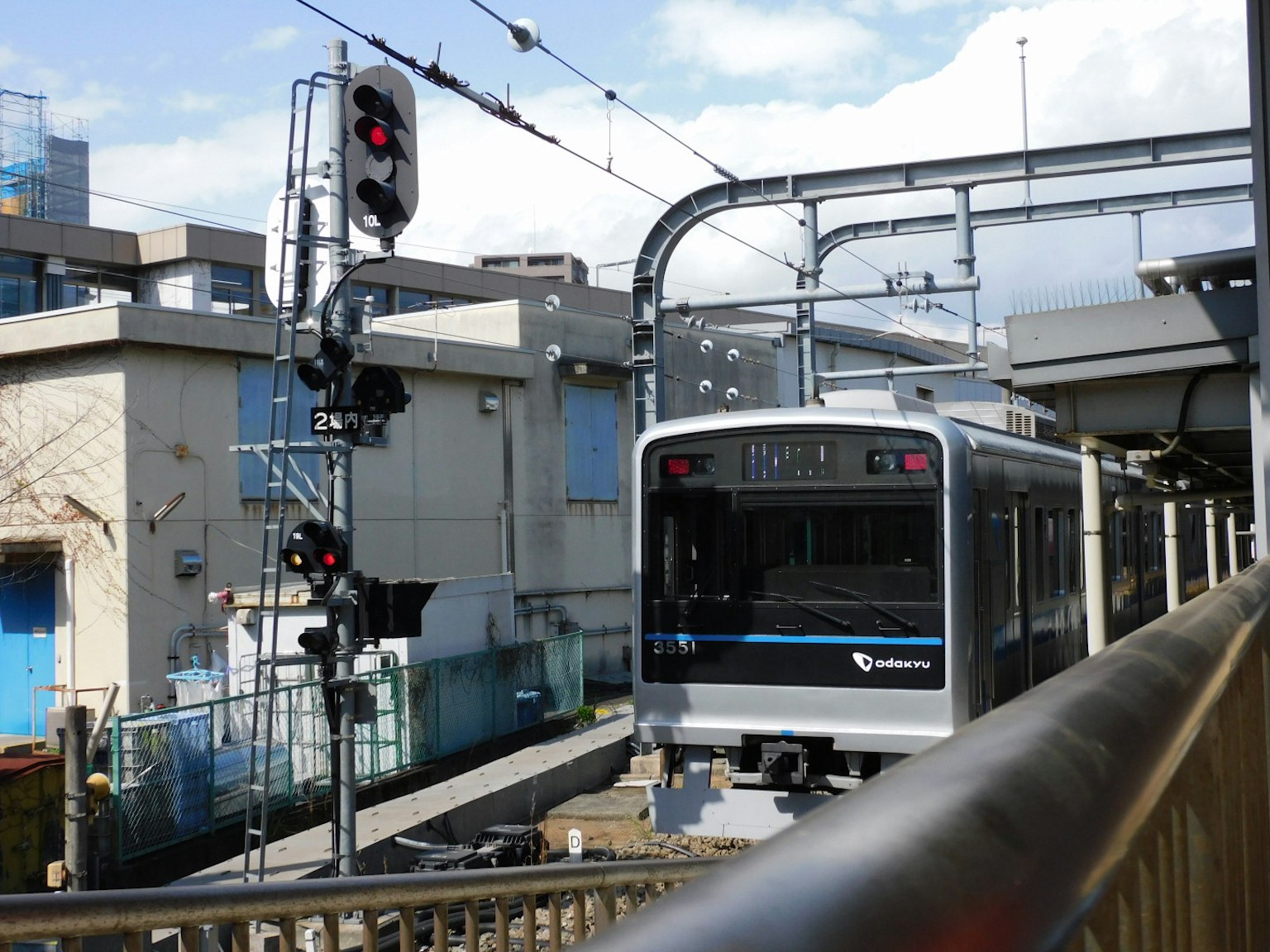 Tren negro cerca de una luz de señal en un entorno urbano