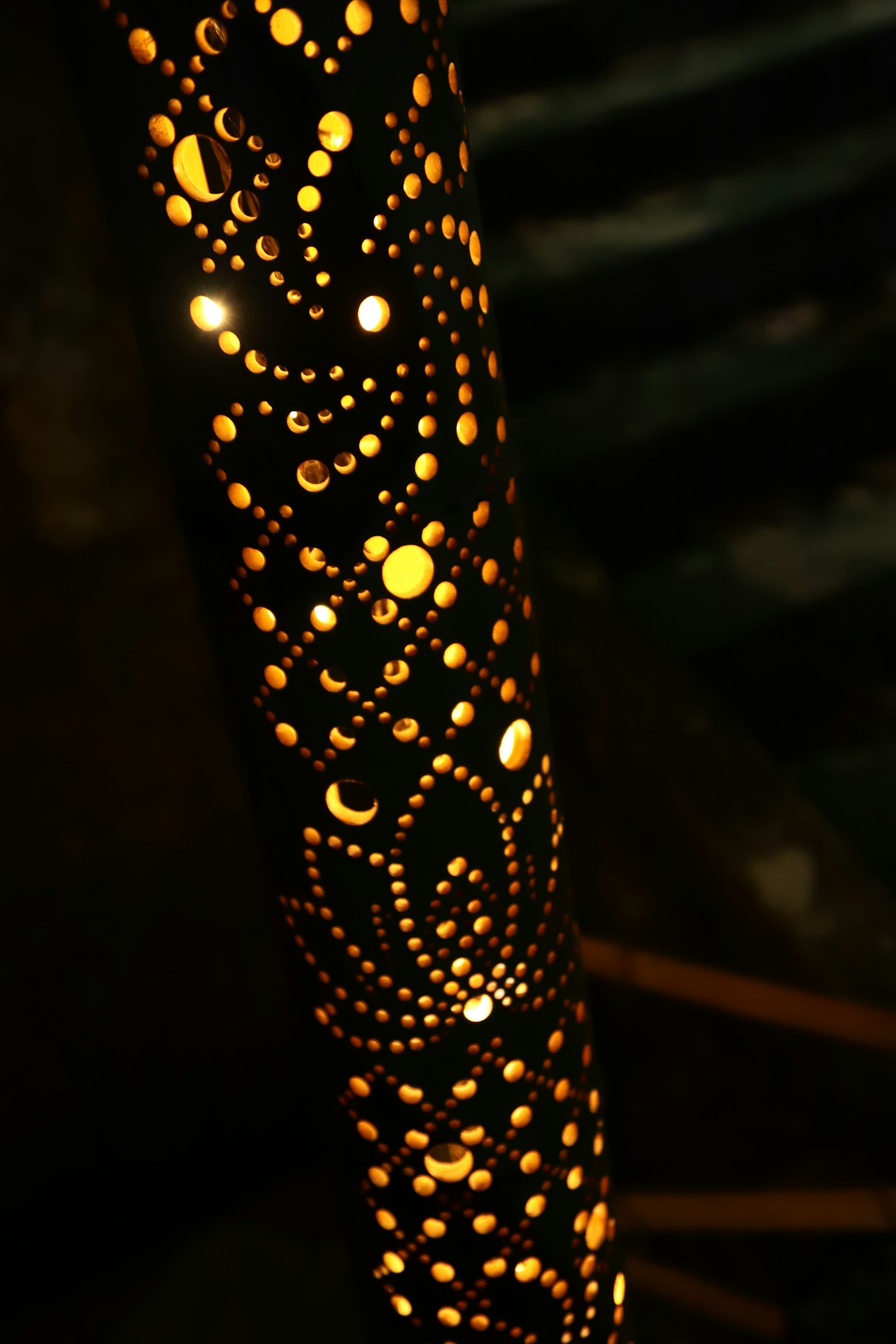 Dekorative Lampe, die schöne Lichtmuster wirft