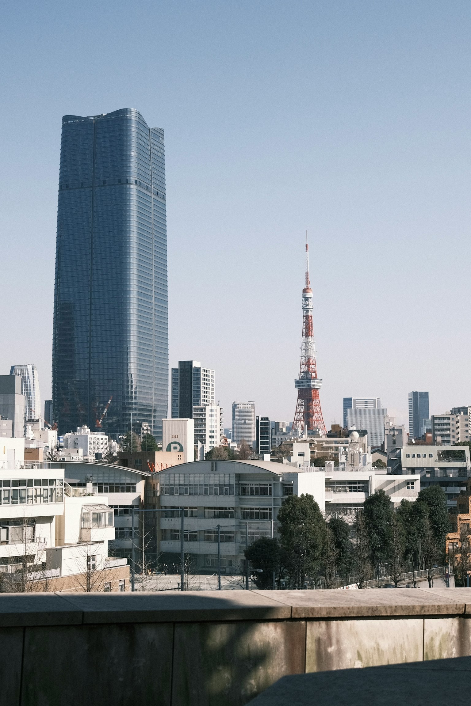 城市風景，包含摩天大樓和東京塔