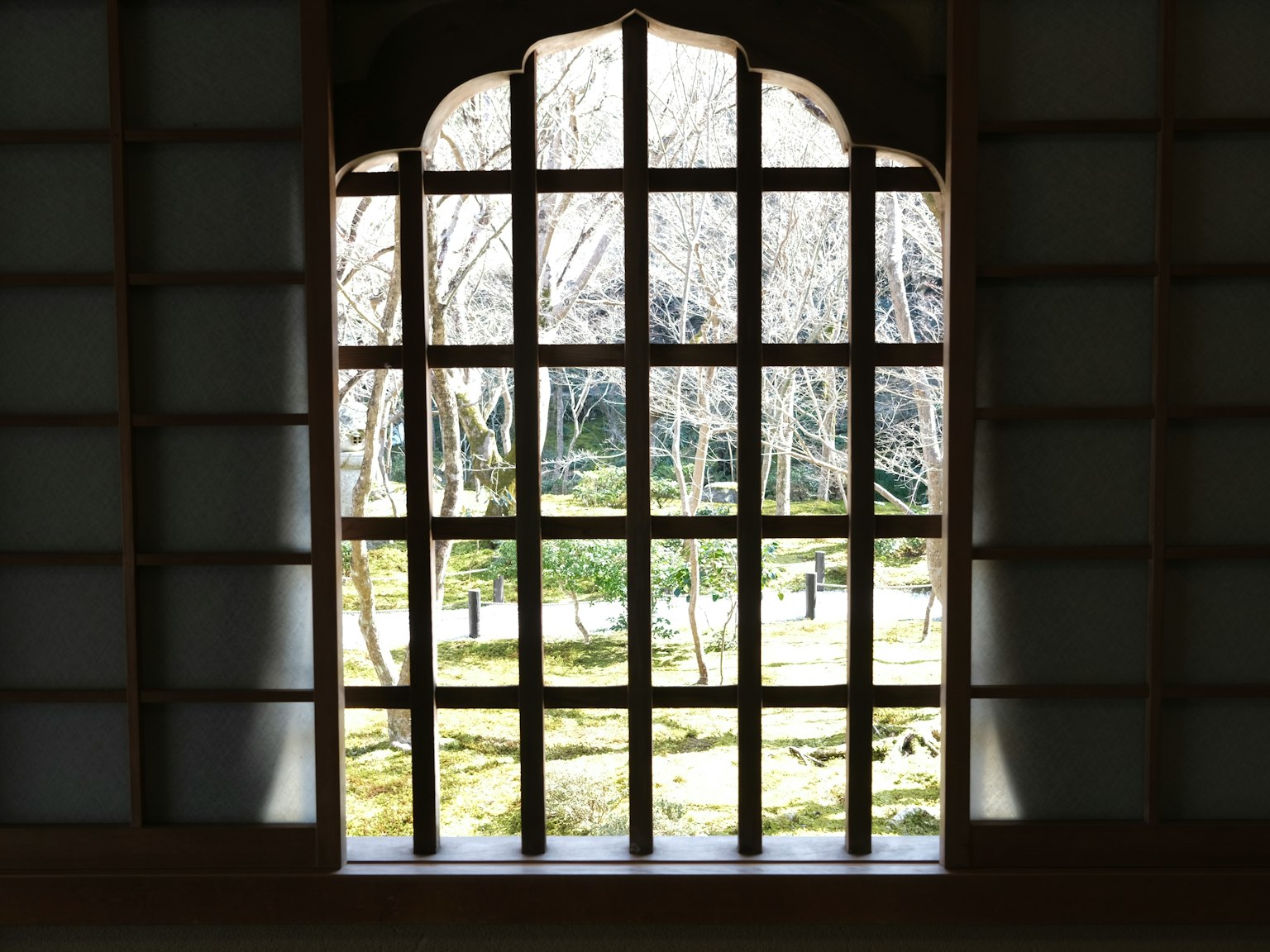 傳統日本窗戶的內部景觀，俯瞰美麗的花園