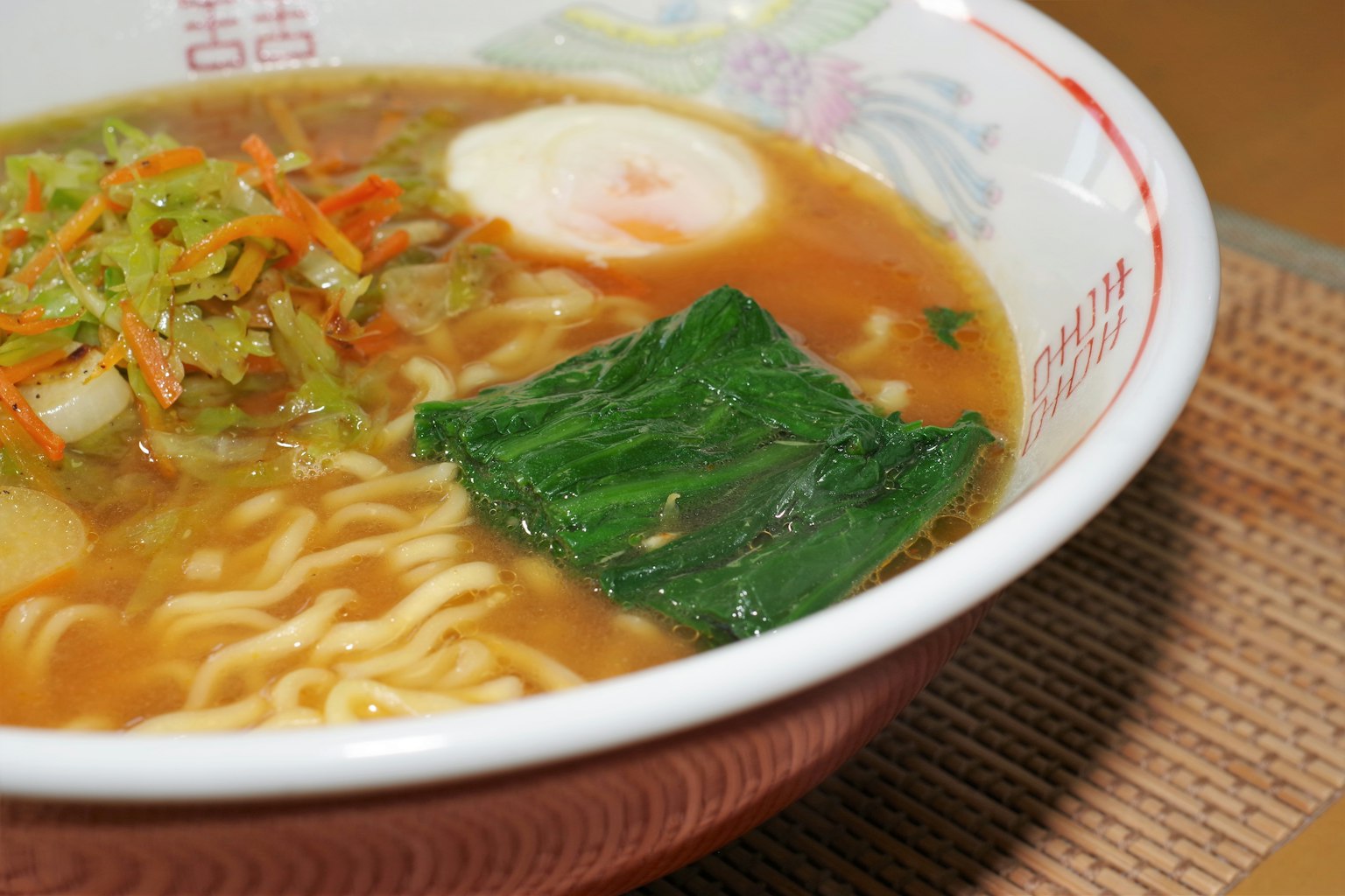 碗里装有汤和配料如鸡蛋和蔬菜的拉面