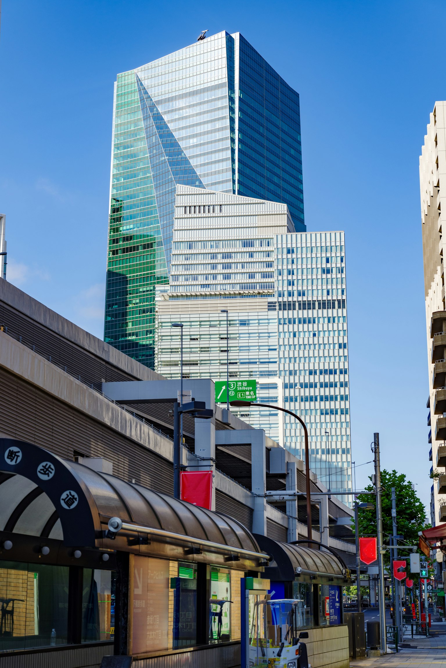 Paysage urbain avec de grands bâtiments sous un ciel bleu vif