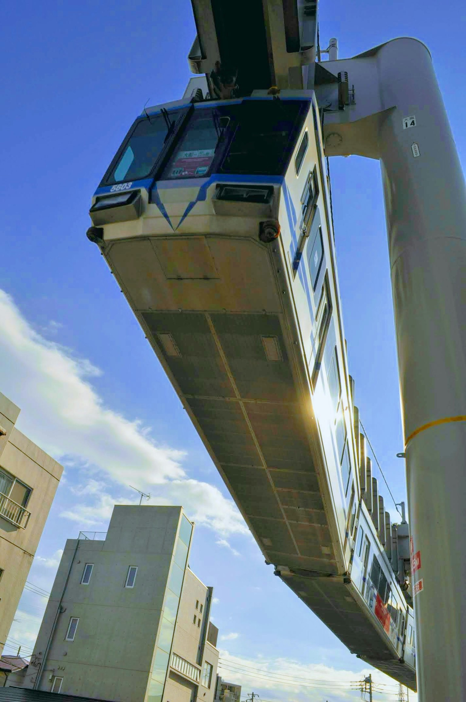 Eine im Himmel schwebende Einschienenbahn über einer Stadtlandschaft