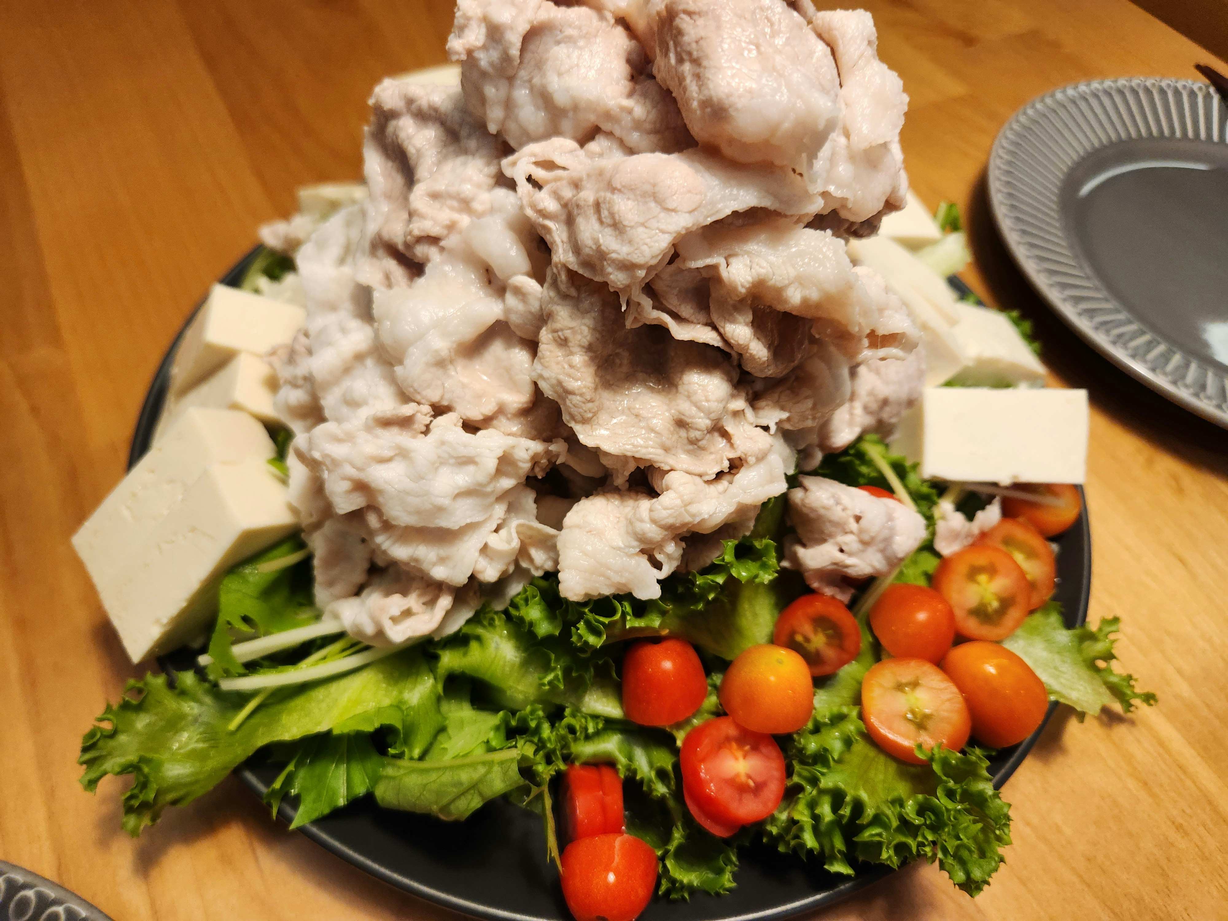 皿に盛られたサラダと鶏肉のトッピング
