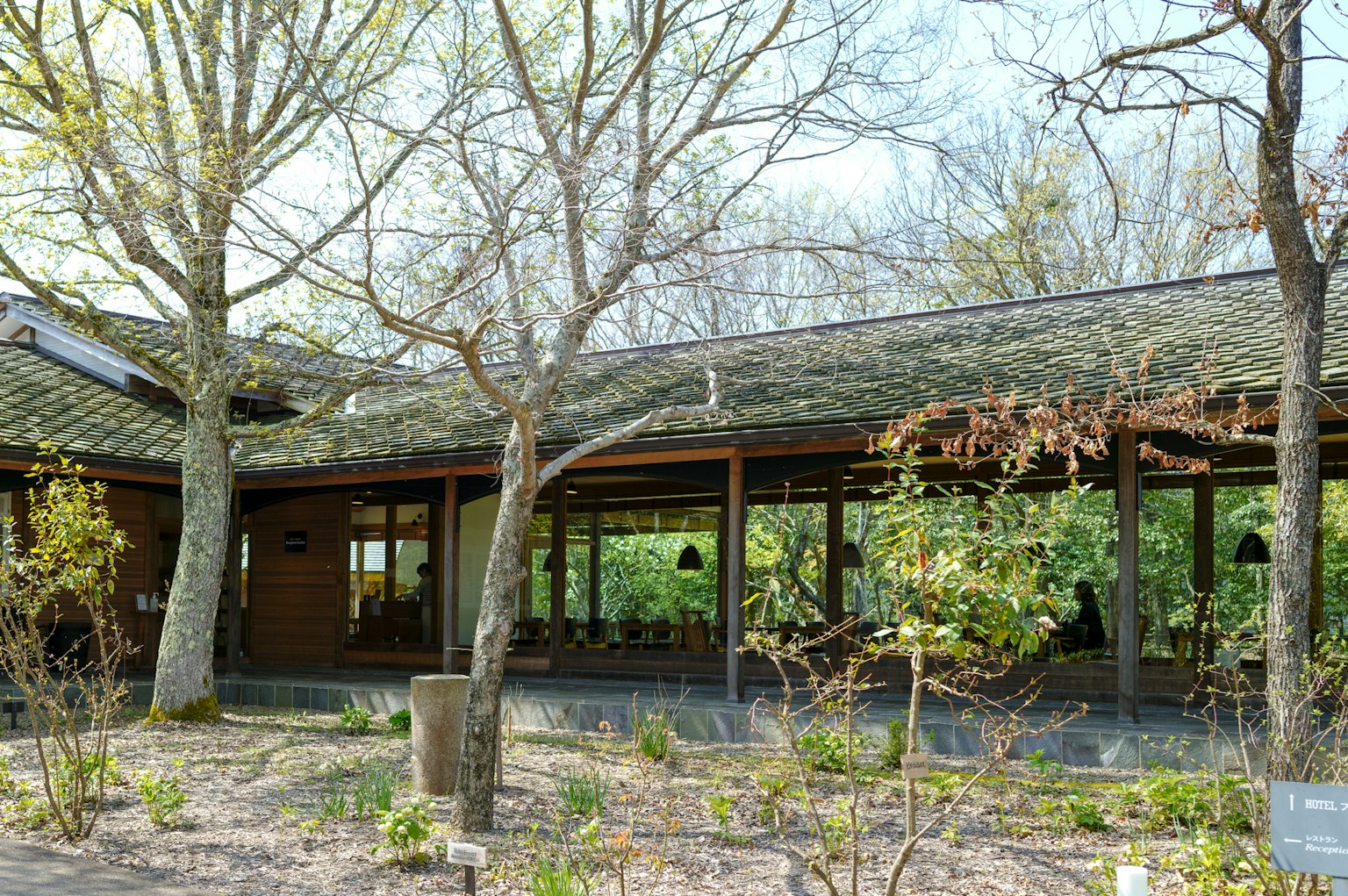 Rumah kayu dengan pemandangan taman