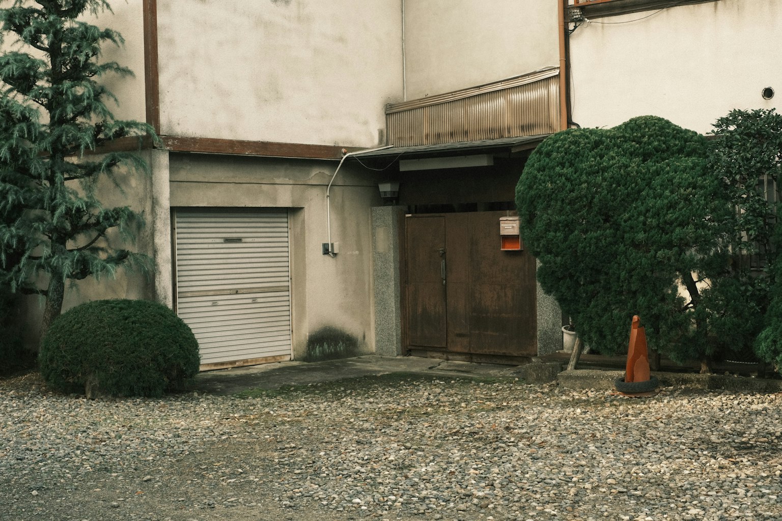 老建築的外觀，綠植和碎石