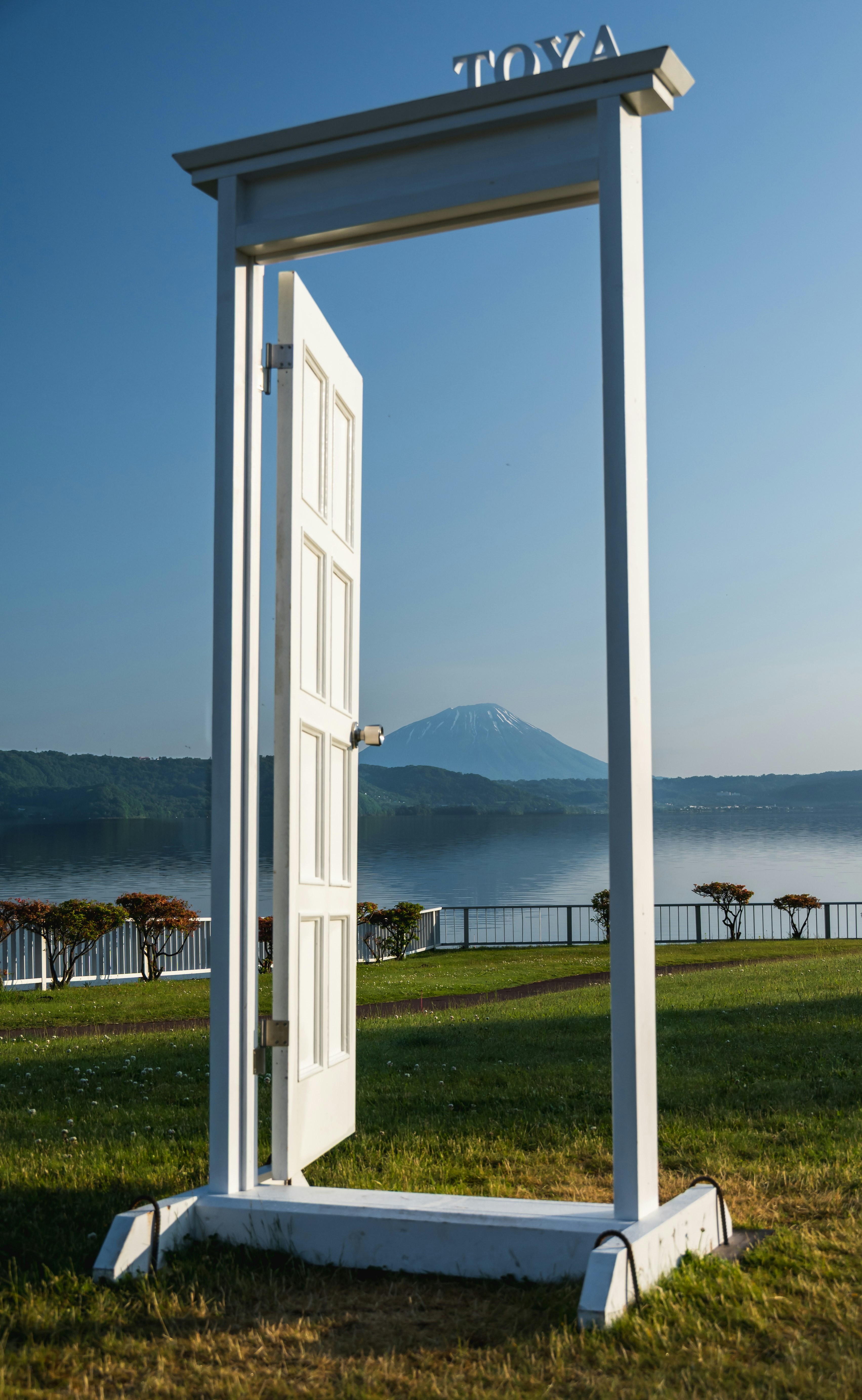羊蹄山を望む洞爺湖畔の芝生に立つ白い門