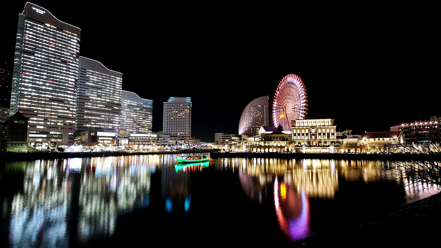 Cảnh đêm đẹp ở Yokohama với các tòa nhà chọc trời và vòng đu quay