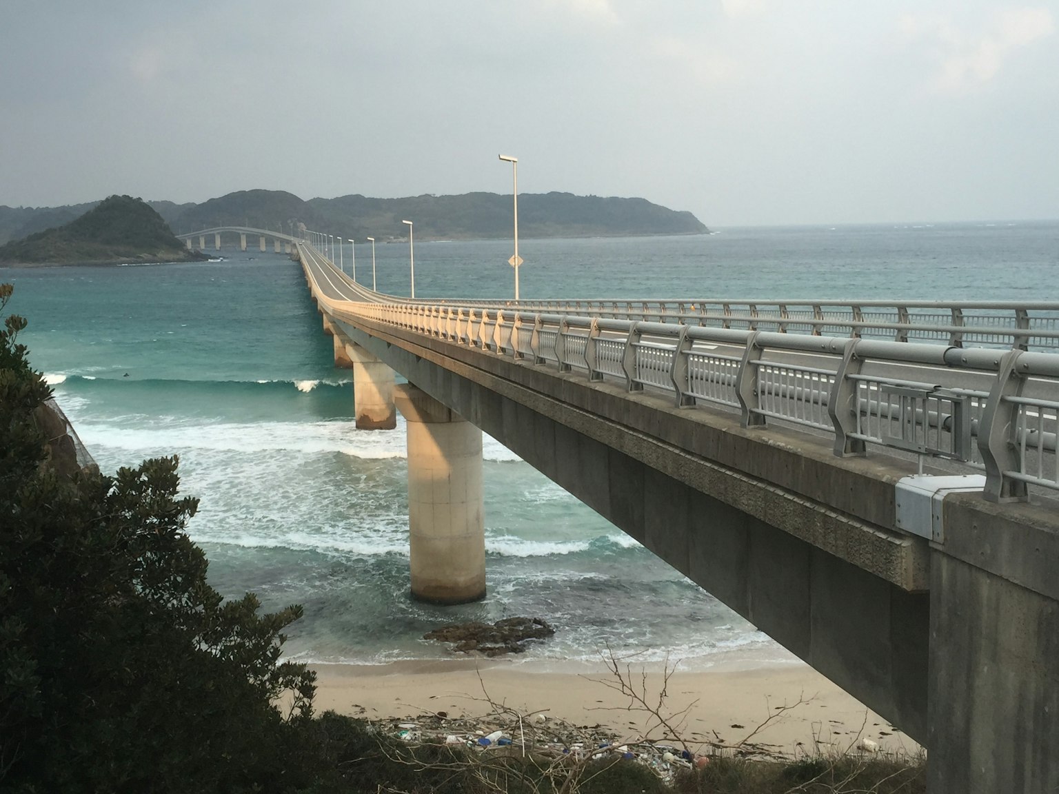 Vista panoramica di un ponte sul mare con onde e spiaggia