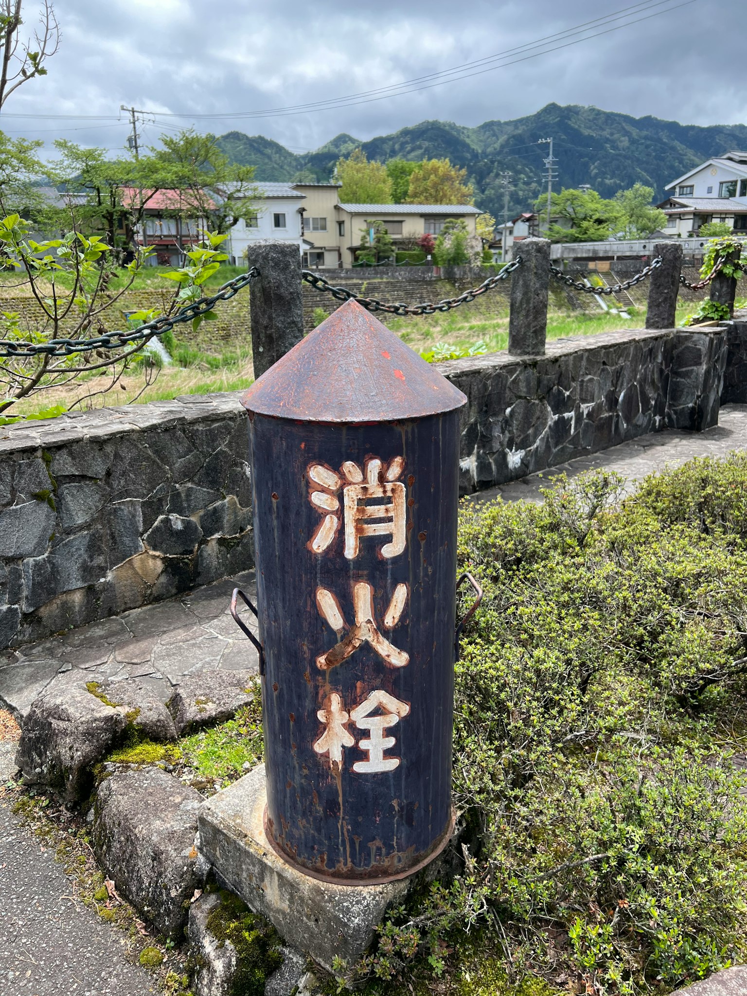 鄉村環境中的消防栓標誌
