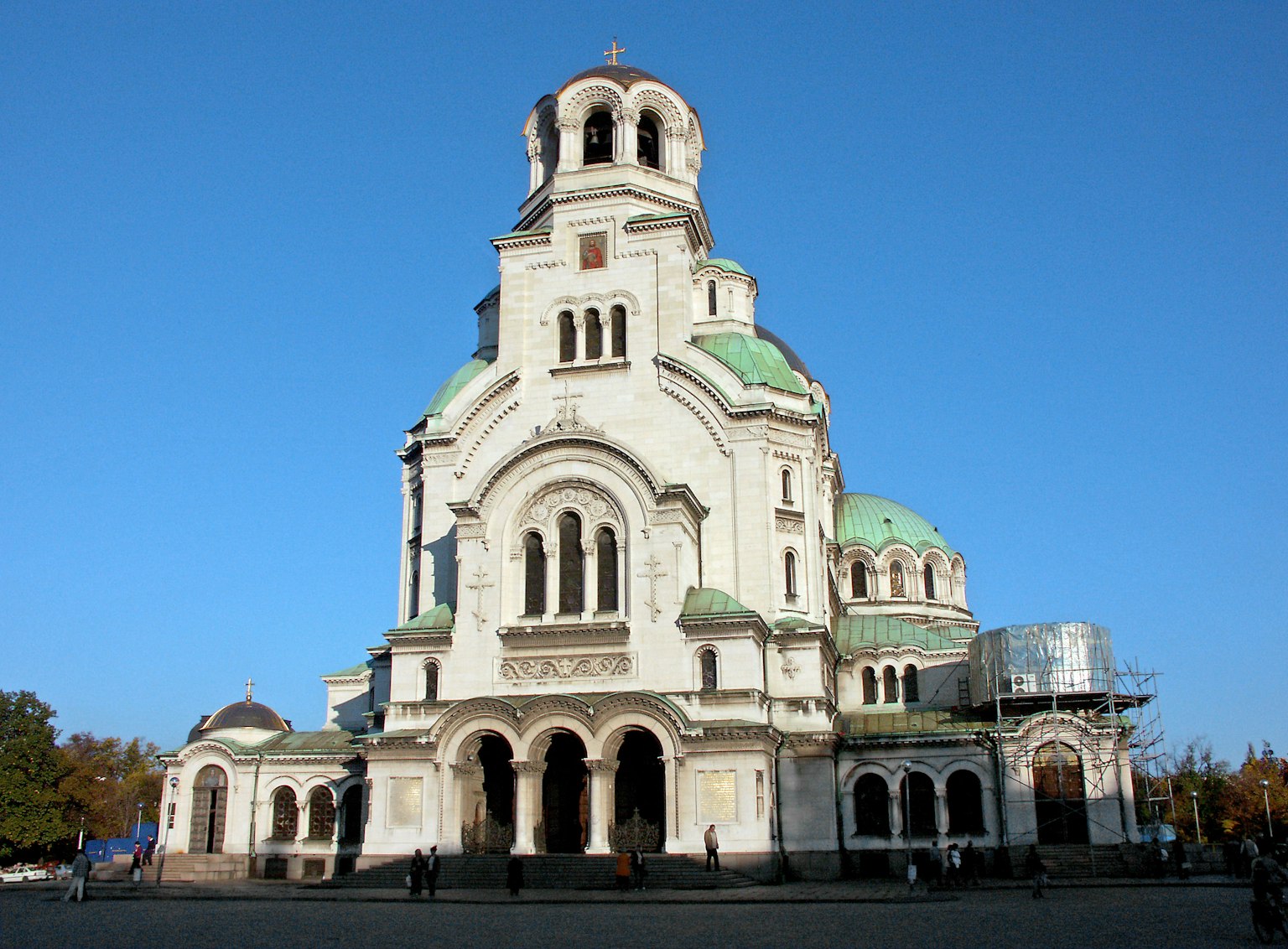 Eksterior menakjubkan Katedral Alexander Nevsky dengan langit biru jernih