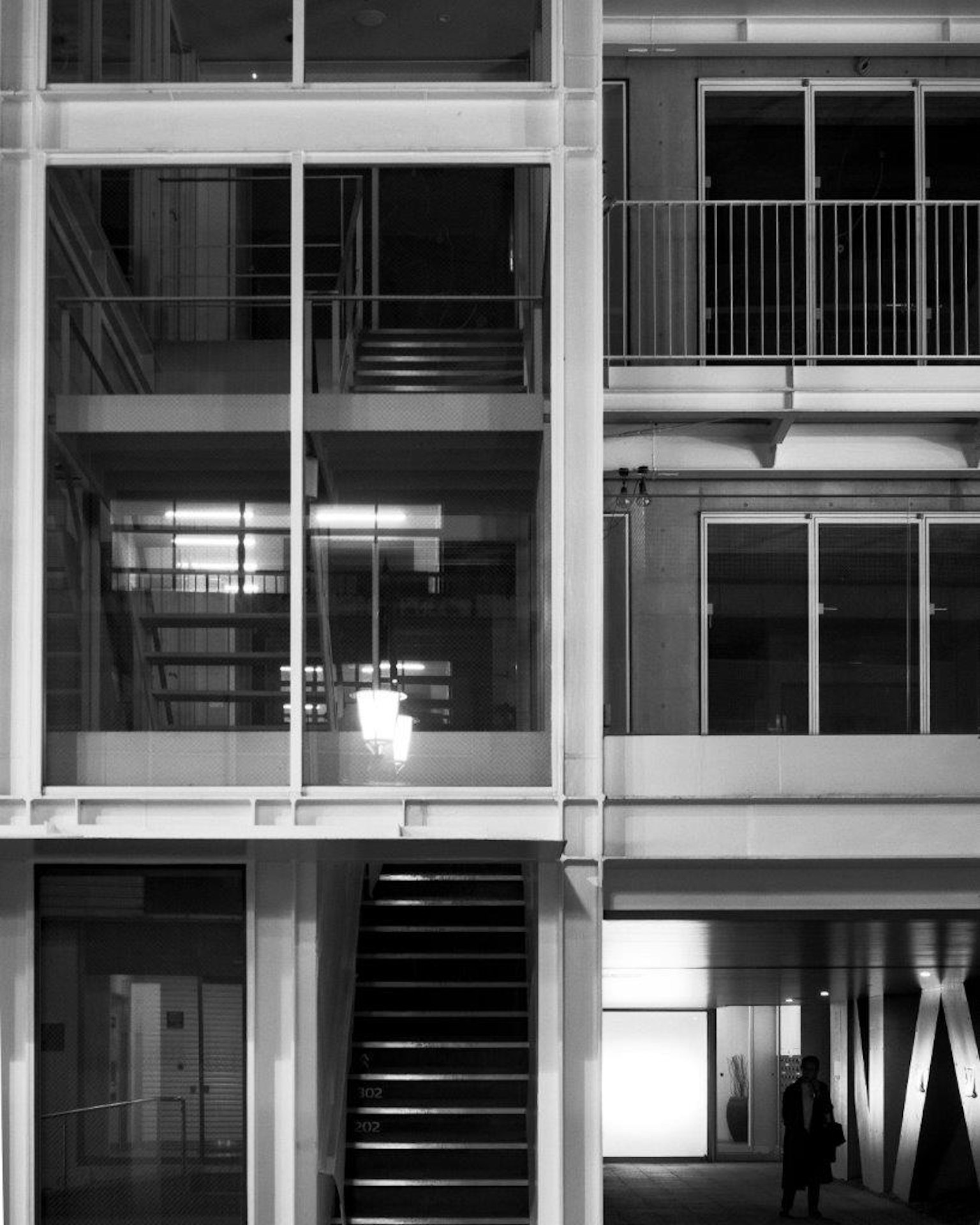 黑白建筑外观，带有玻璃墙和楼梯