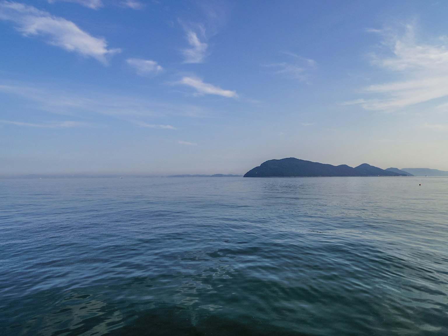 寧靜的海洋與藍天遠處的島嶼