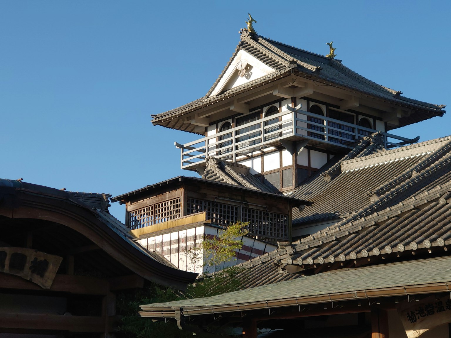 Traditionelle japanische Architektur mit Dächern und einem Turm