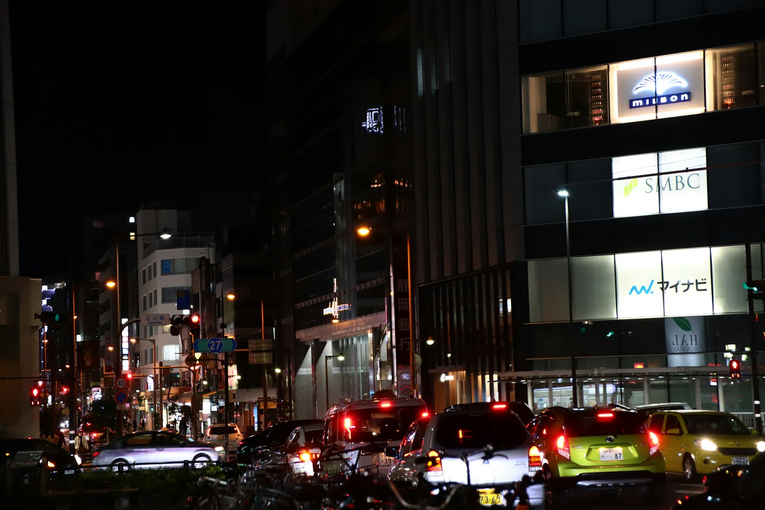 夜間城市景觀，交通繁忙，建築物燈光閃爍