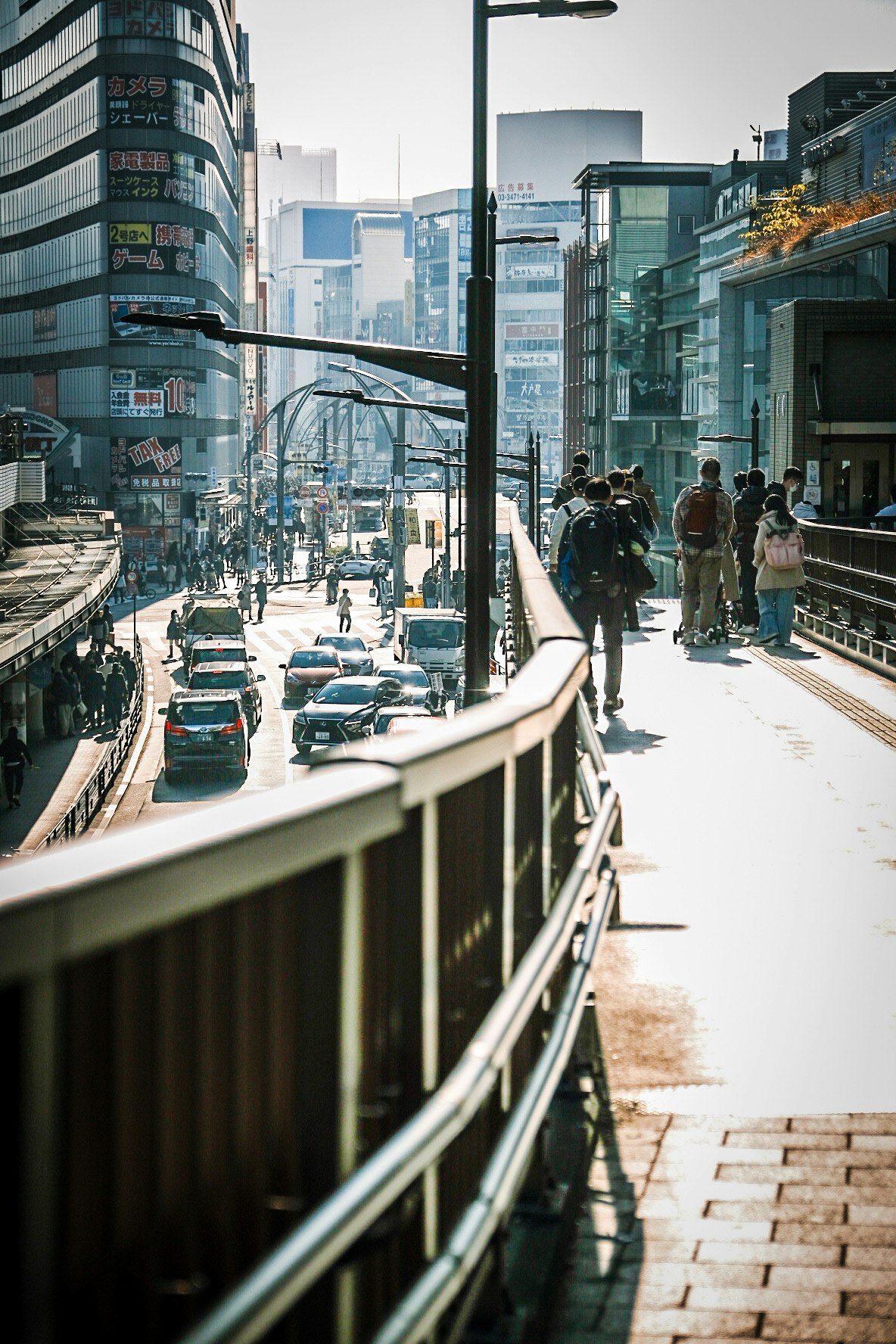 Vista di una strada lungo un passaggio sopraelevato a Ueno