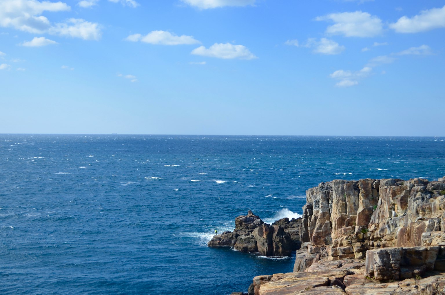 Vue panoramique de l'océan bleu et des falaises rocheuses