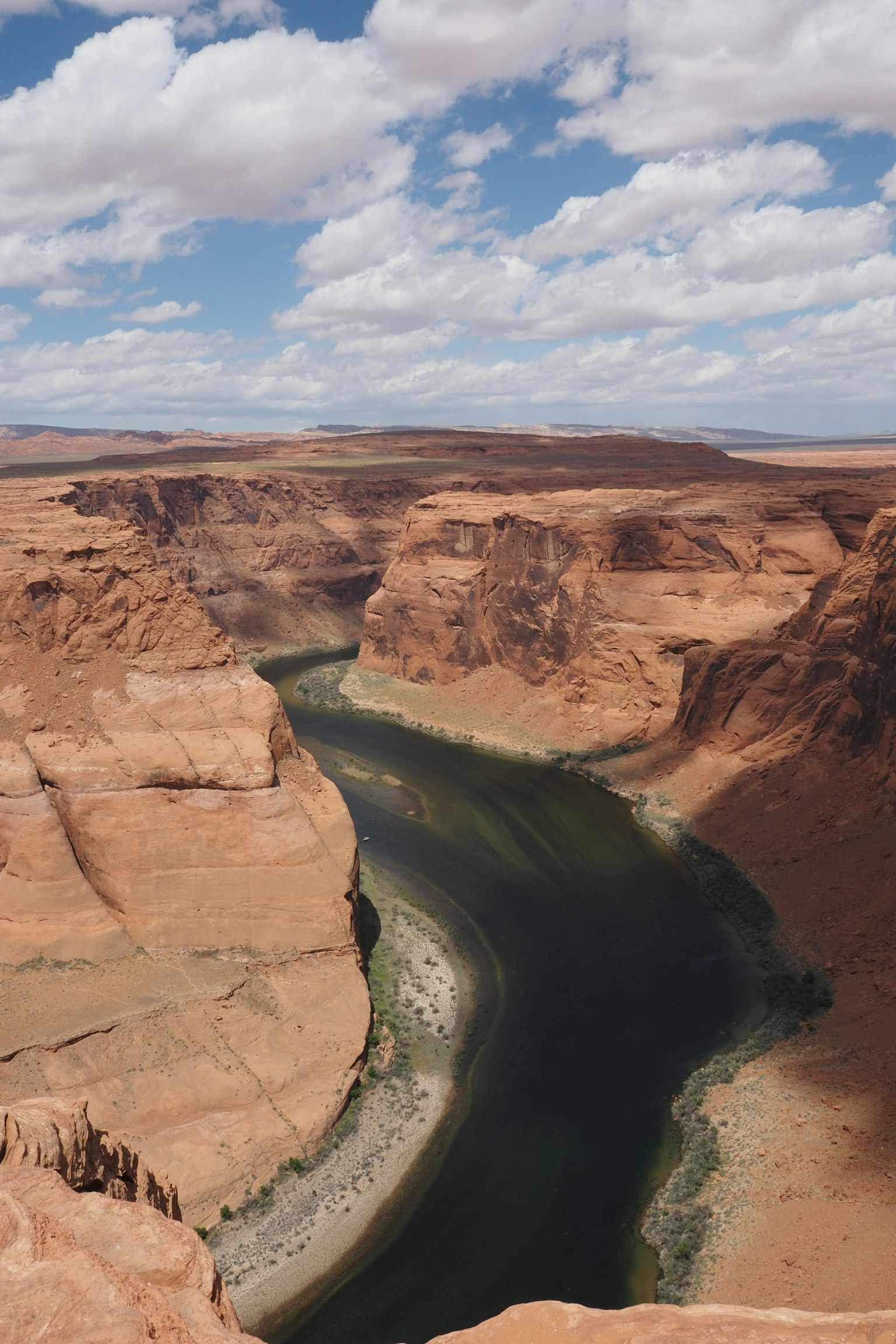 Malersicher Blick auf Horseshoe Bend mit einem sich windenden grünen Fluss und roten Felsformationen