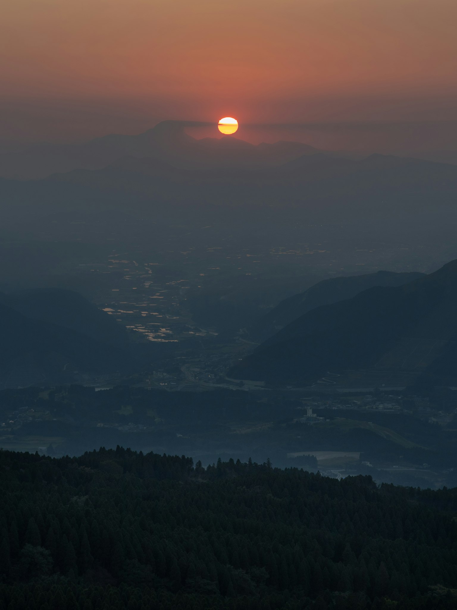 美麗的山景與日落及山谷景觀