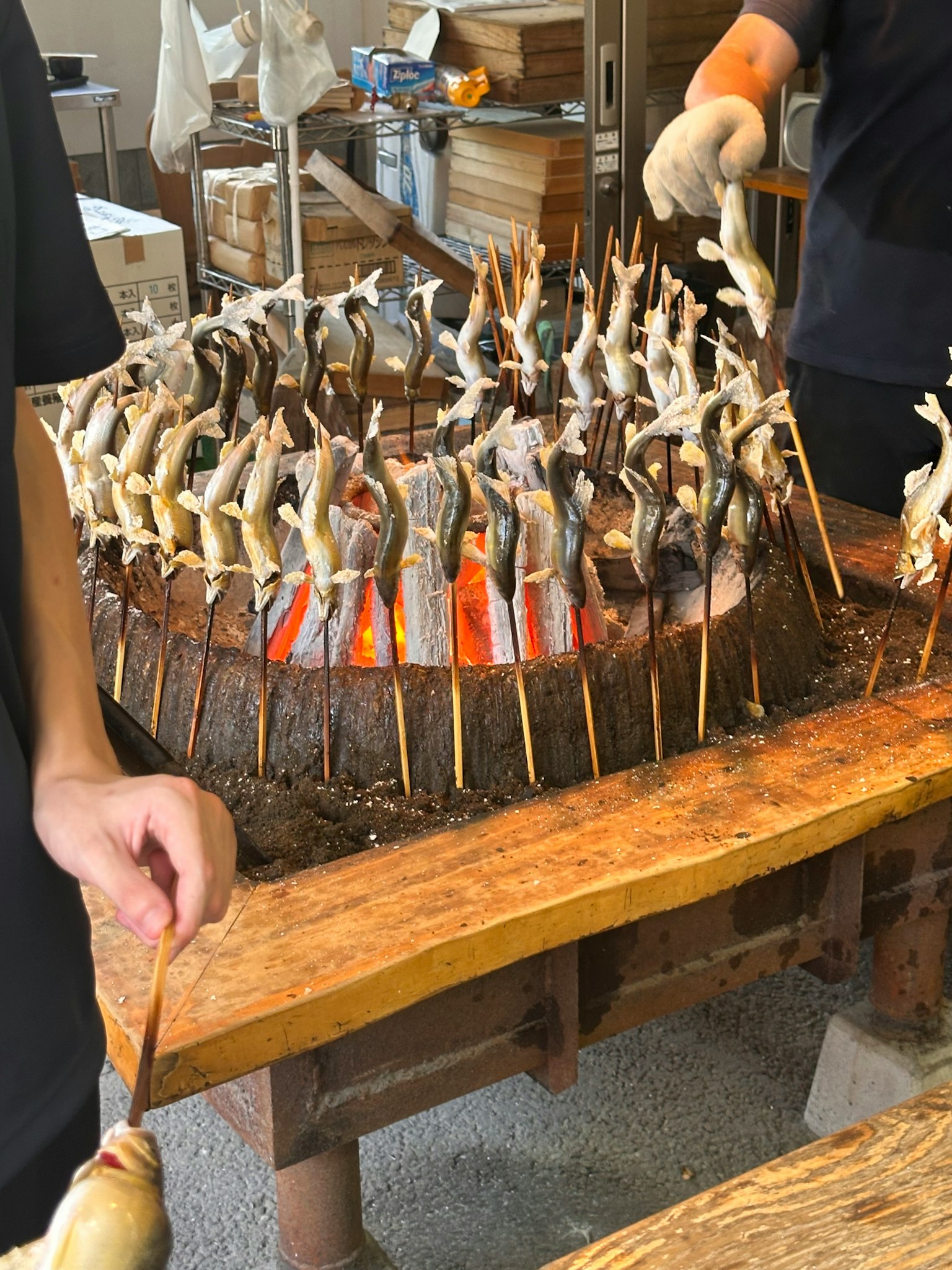 Xiên cá đang nướng trên lửa trần gian