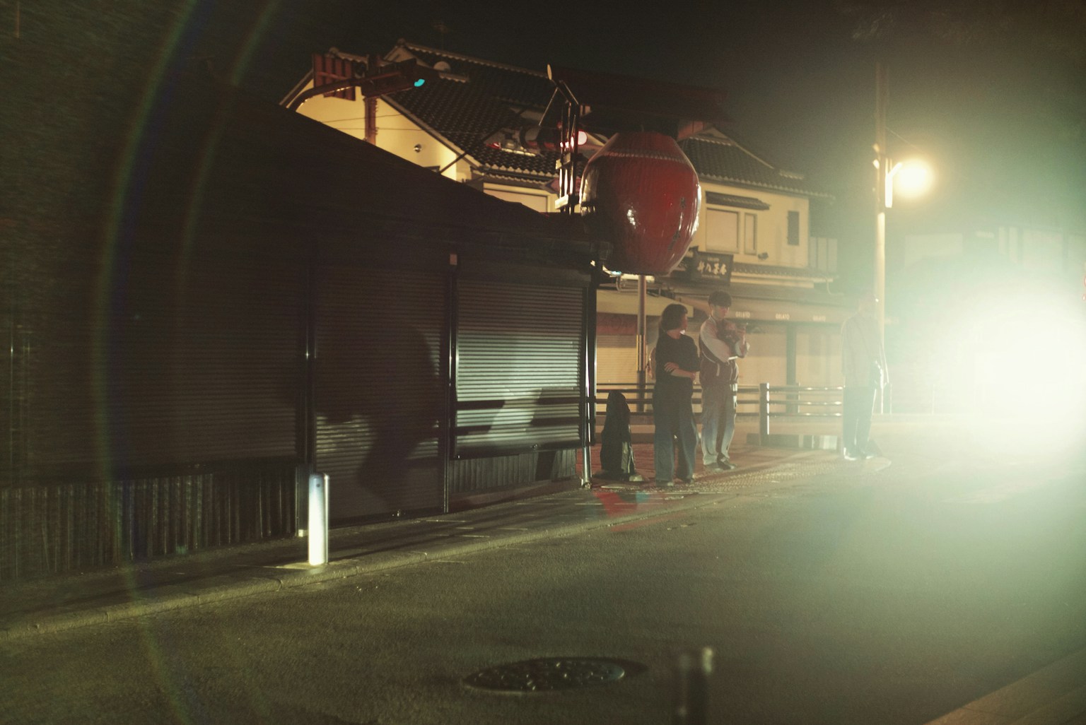 夜の街並みでの人々と照明のある風景