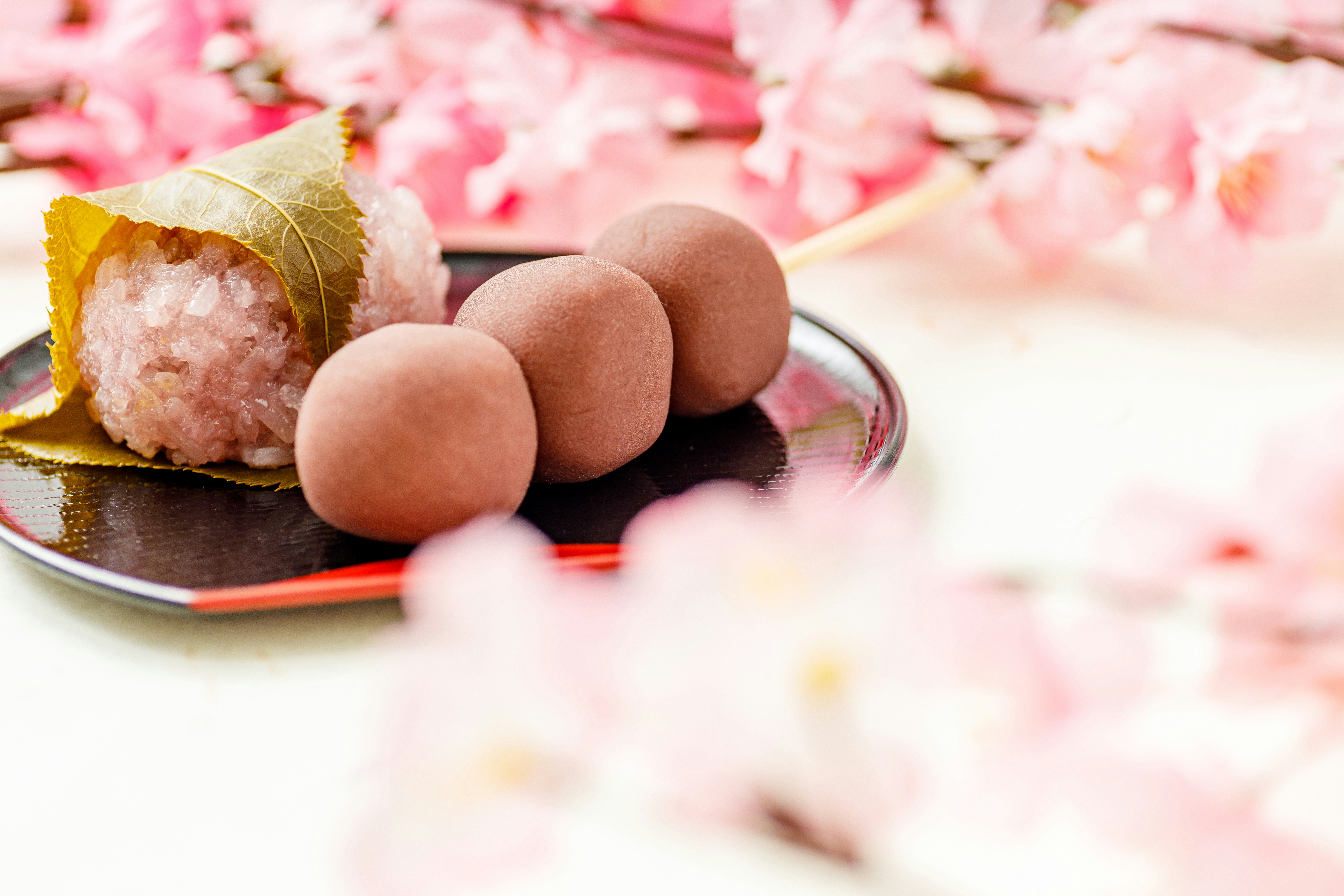 桜餅と団子の和菓子盛り合わせ