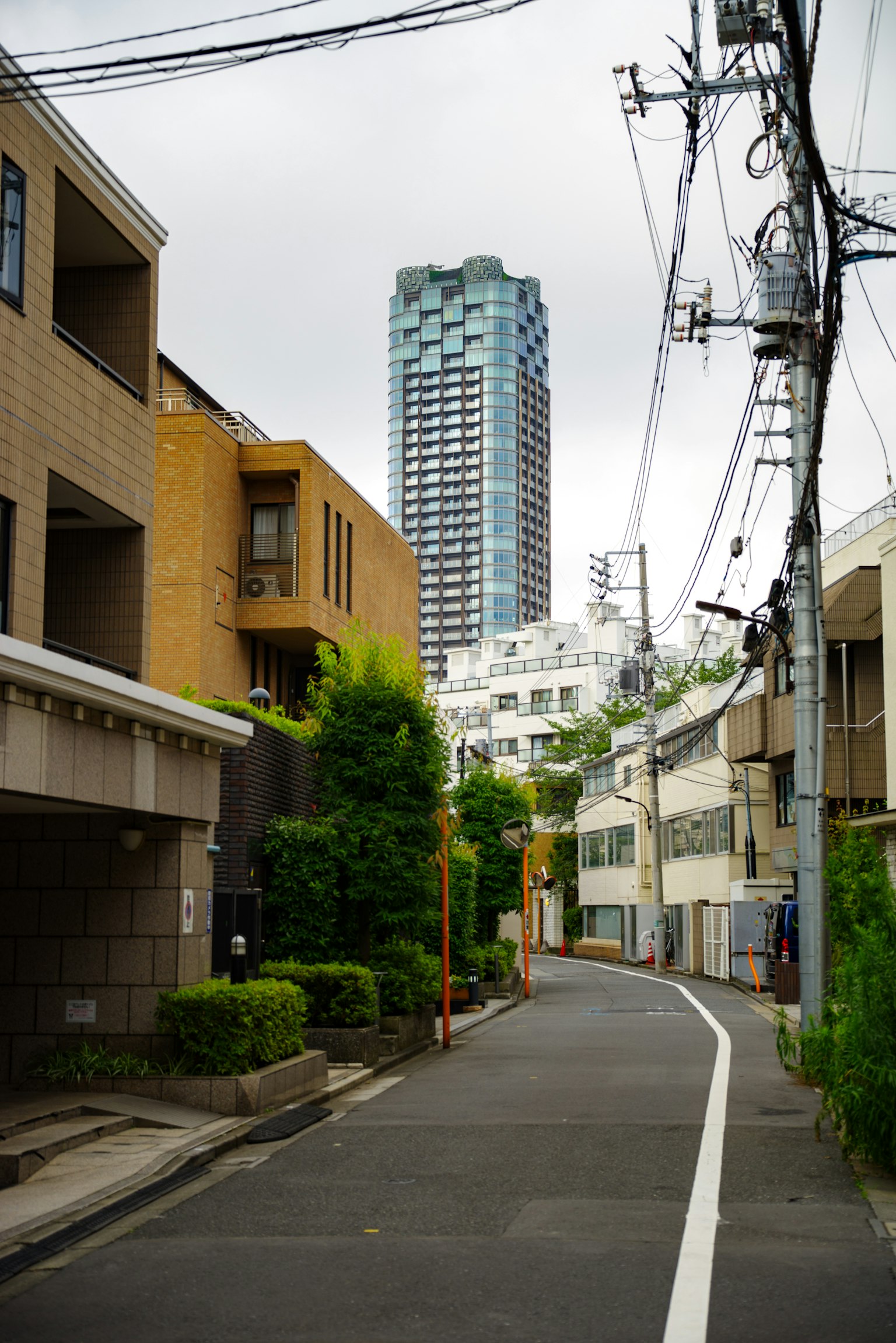 狹窄街道與住宅樓和高樓背景
