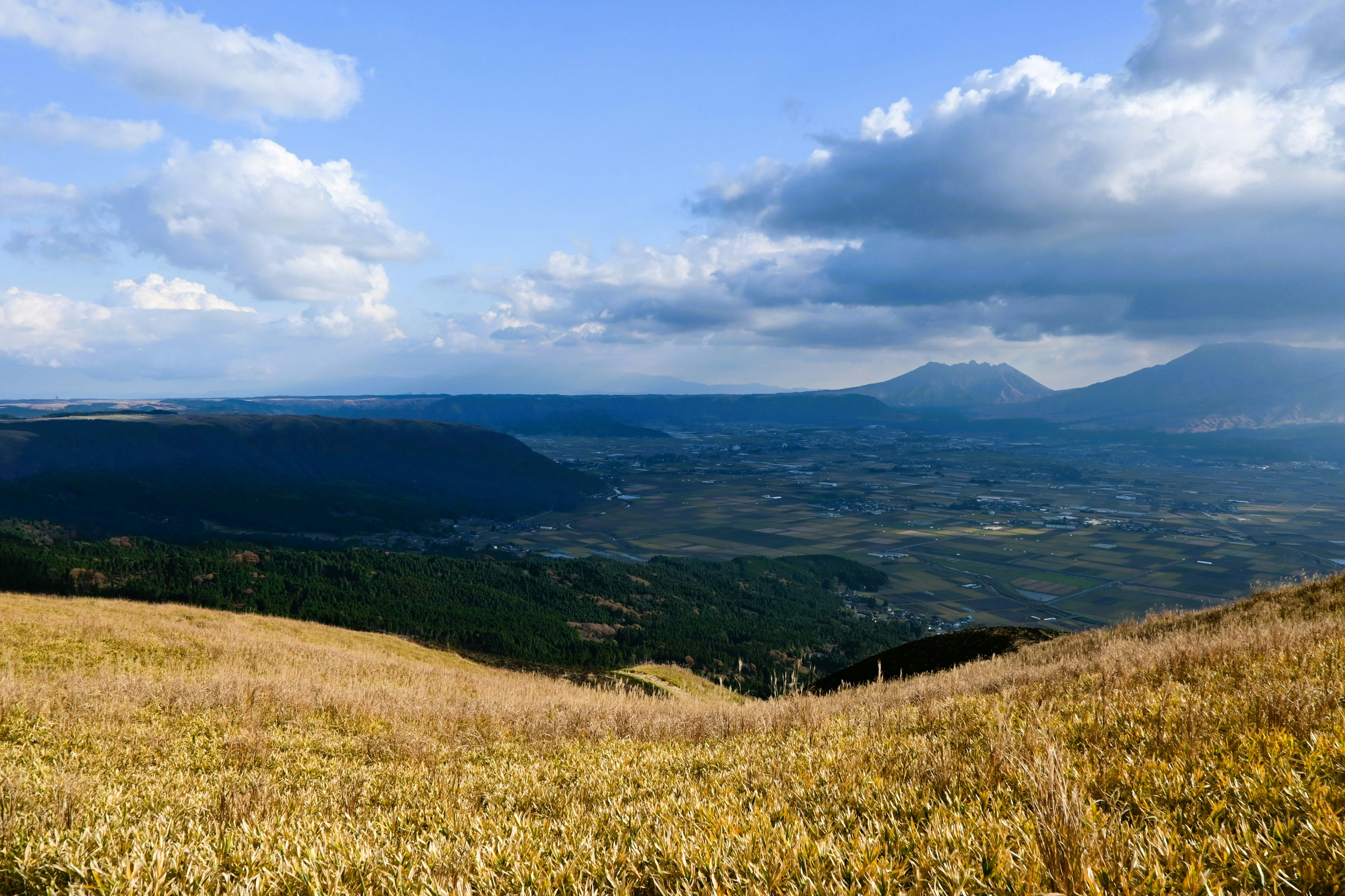 秋の阿蘇外輪山を見下ろす草原の景色