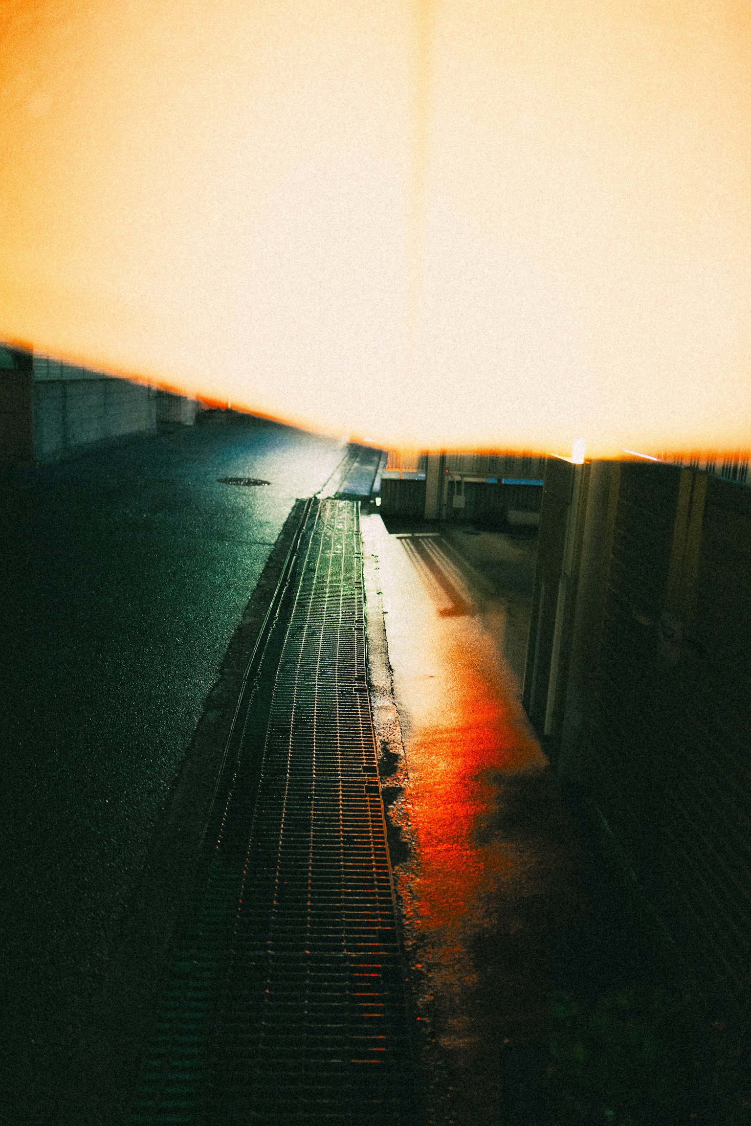 黃昏時街道上光與影的對比