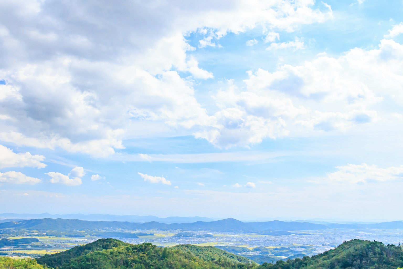 Pemandangan gunung yang indah dengan langit biru dan awan