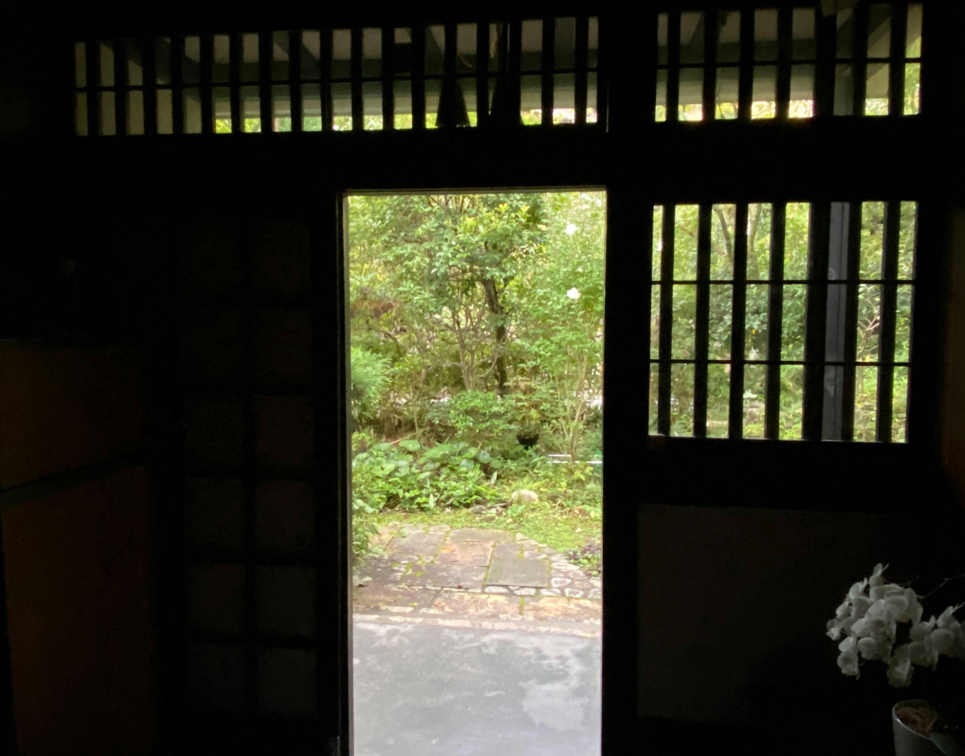 從敞開門口望向的綠色花園