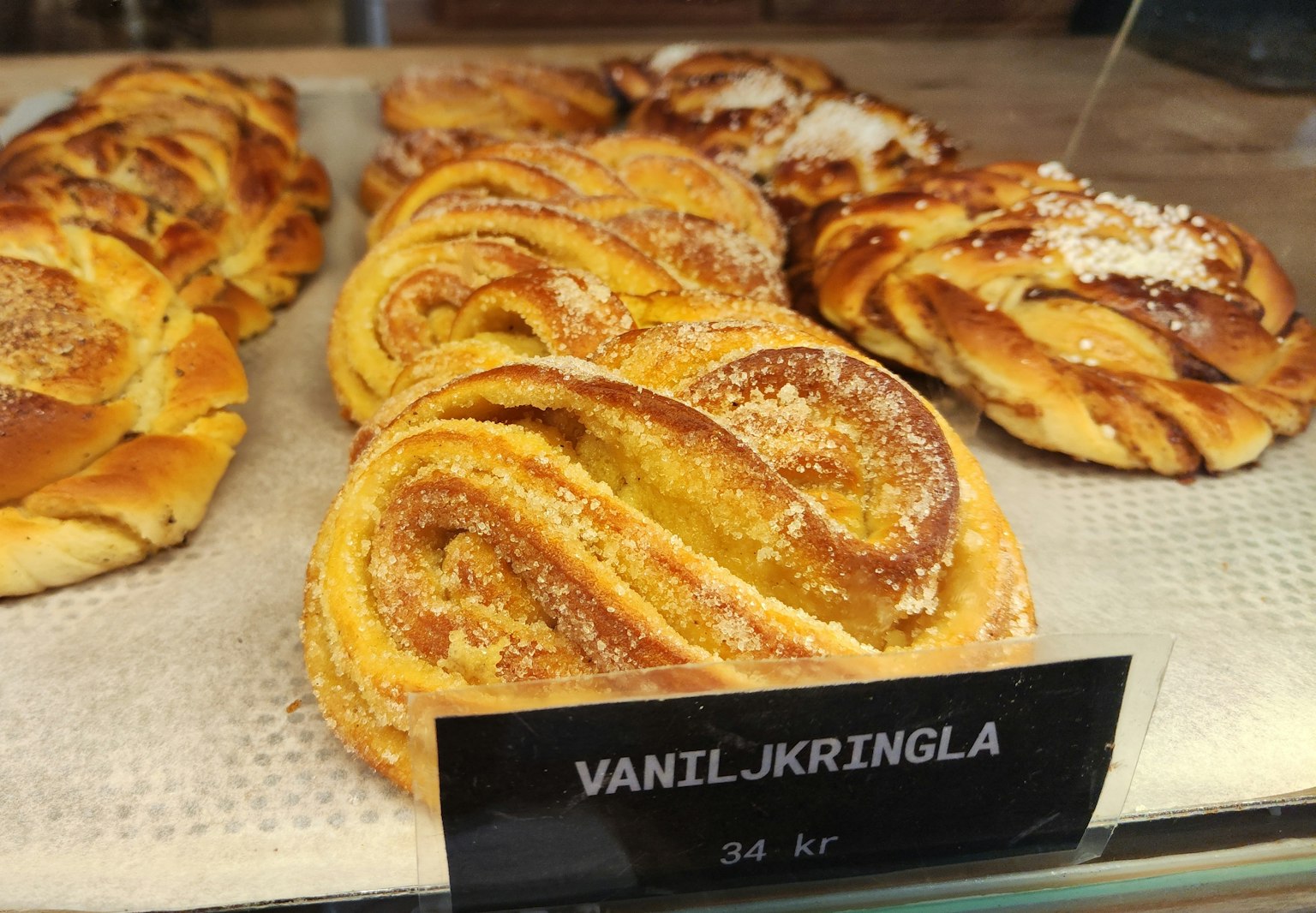 Bánh vaniljkringle ngon được trưng bày trong tủ bánh