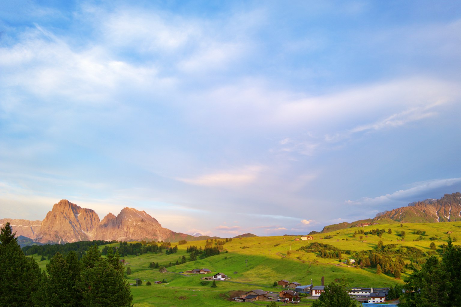 Vue pittoresque de montagnes et de collines verdoyantes sous un ciel bleu