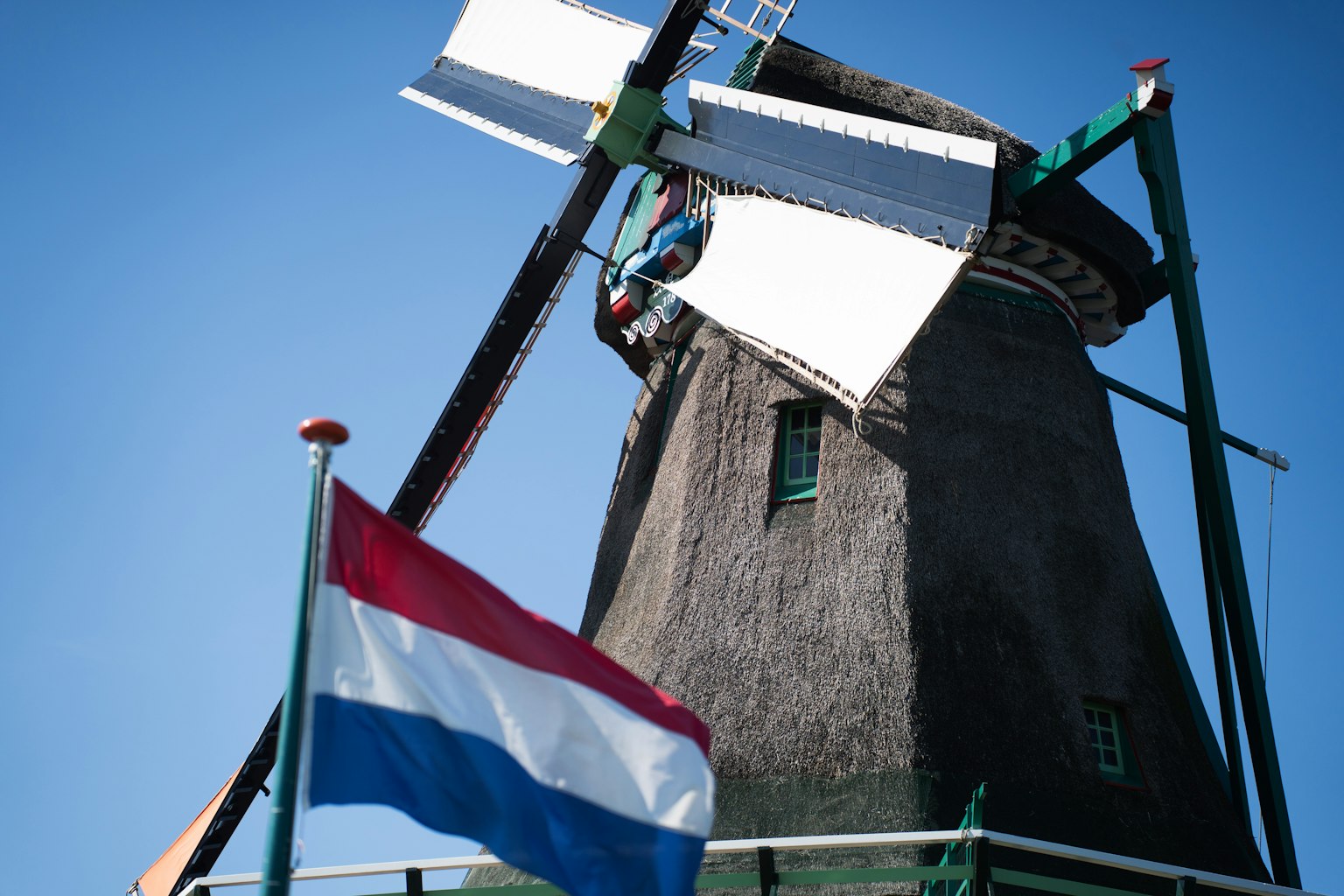Mulino olandese con bandiera sotto un cielo blu
