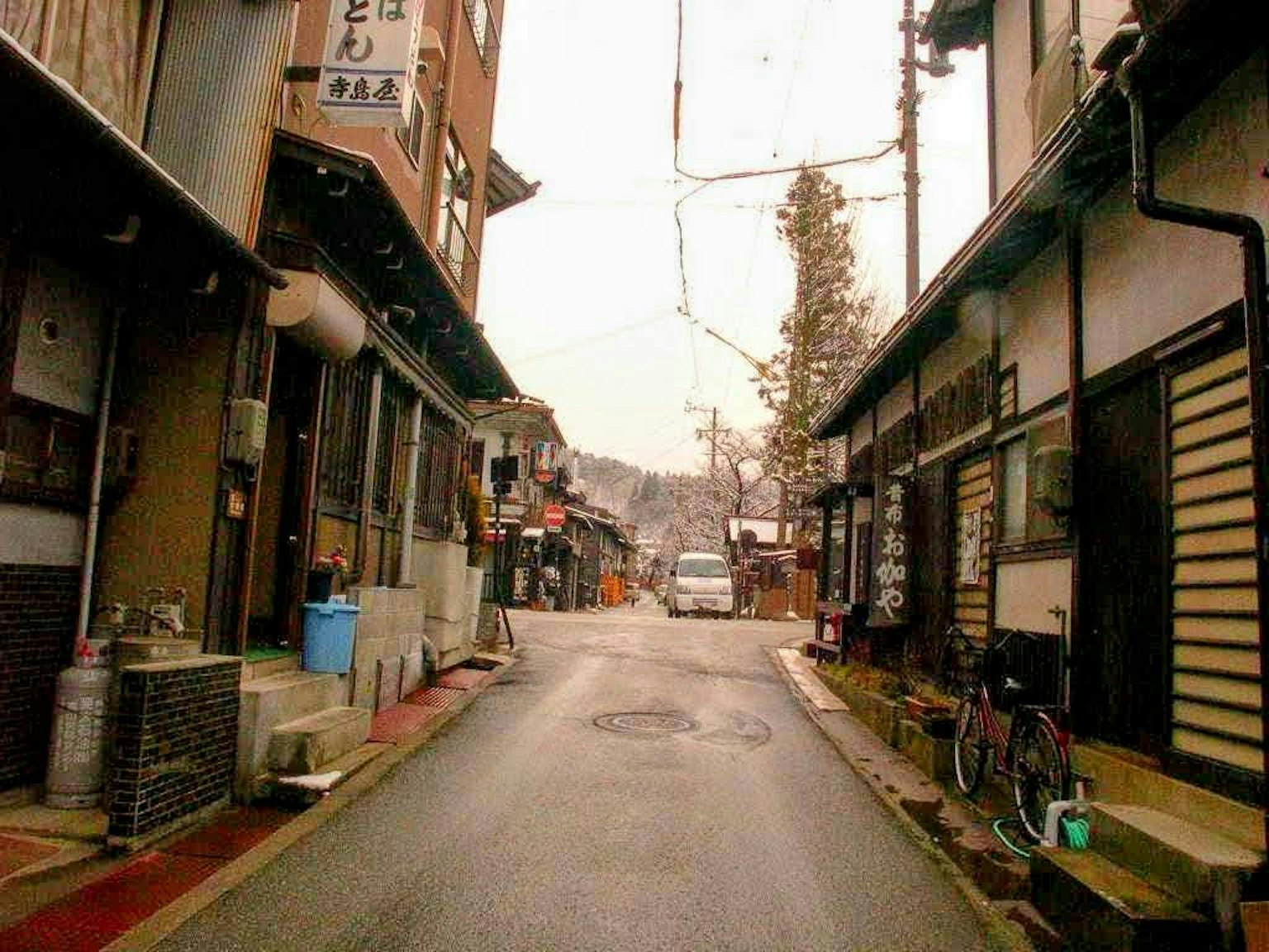 兩側有傳統建築的狹窄巷道