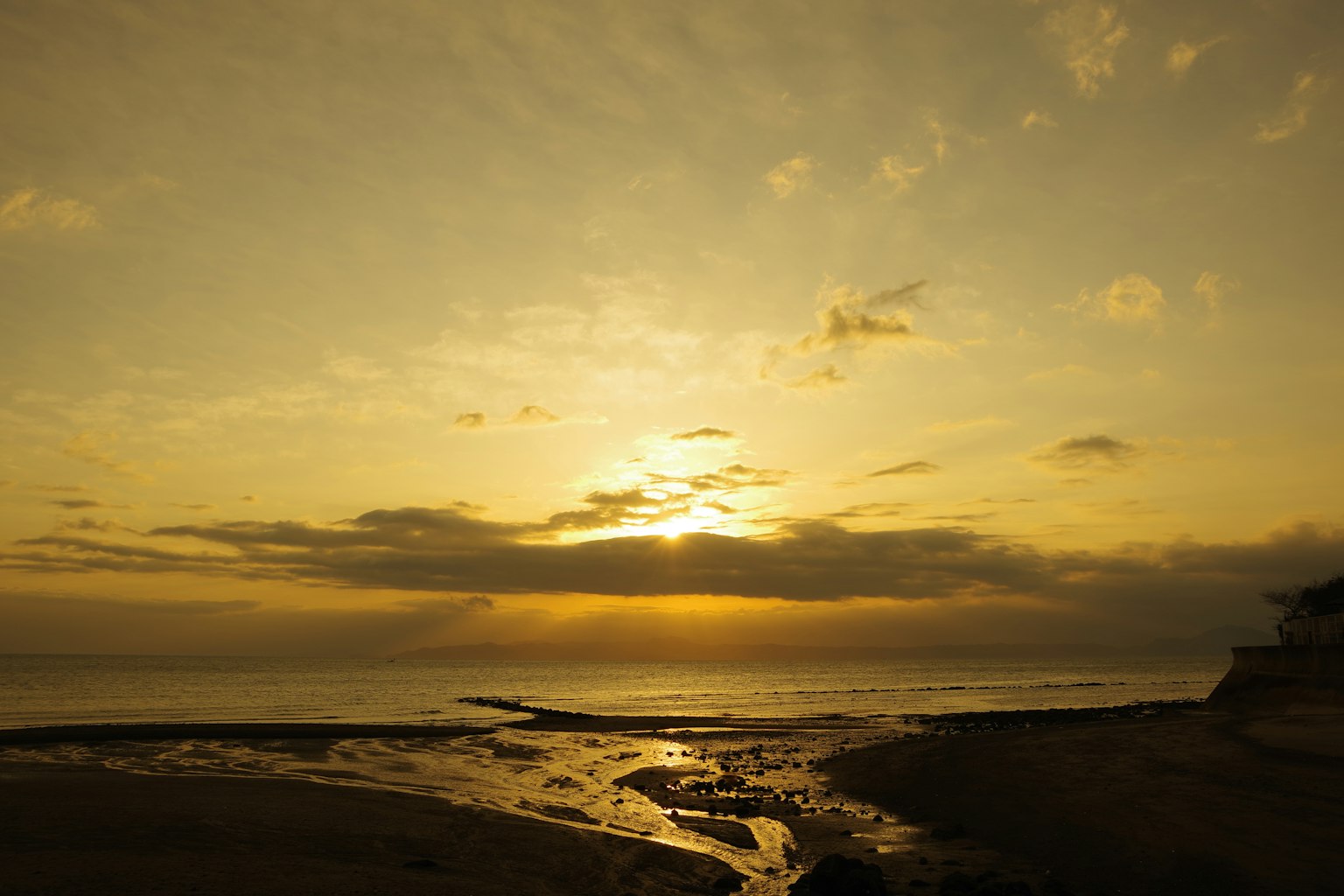 Paesaggio costiero con il tramonto sull'oceano