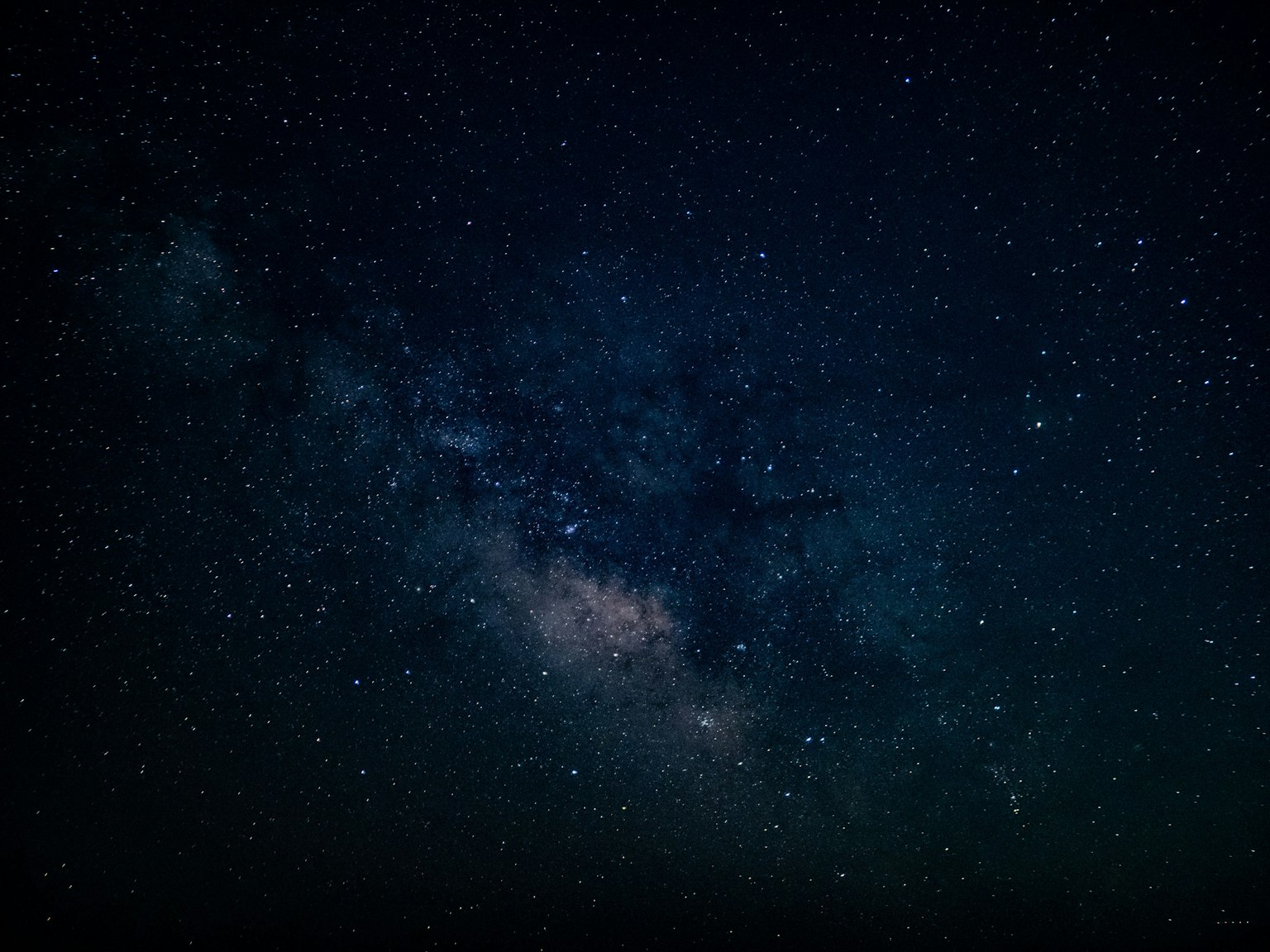 Langit malam yang indah dipenuhi dengan banyak bintang yang bersinar