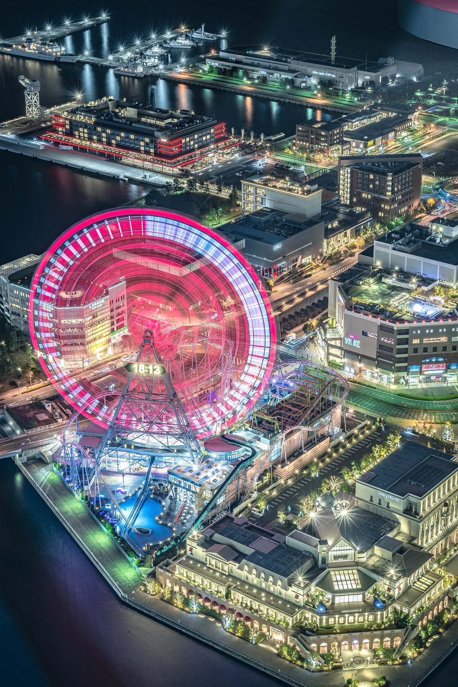 Pemandangan udara Yokohama di malam hari dengan roda Ferris yang berwarna-warni